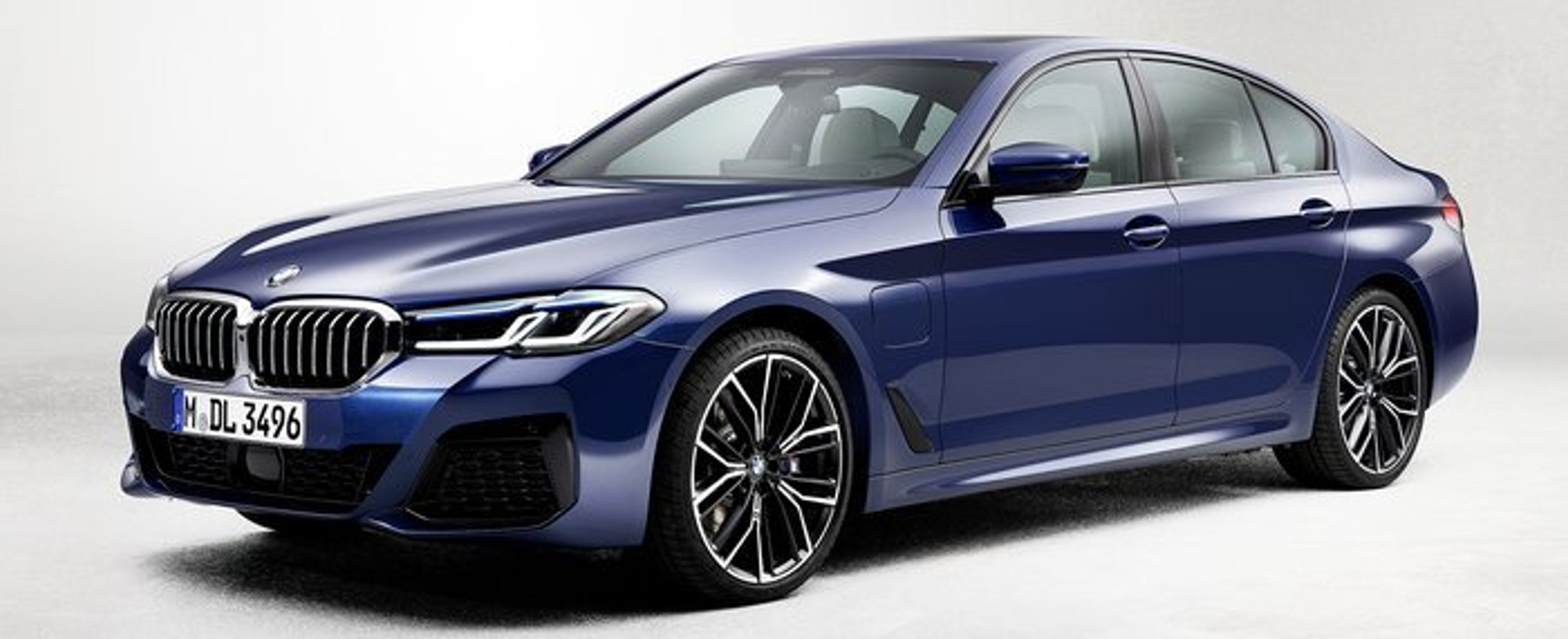 Grill’en på den faceliftede 5-serie er blevet bredere og højere – uden dog at komme i nærheden af den nye 4-serie Coupé.