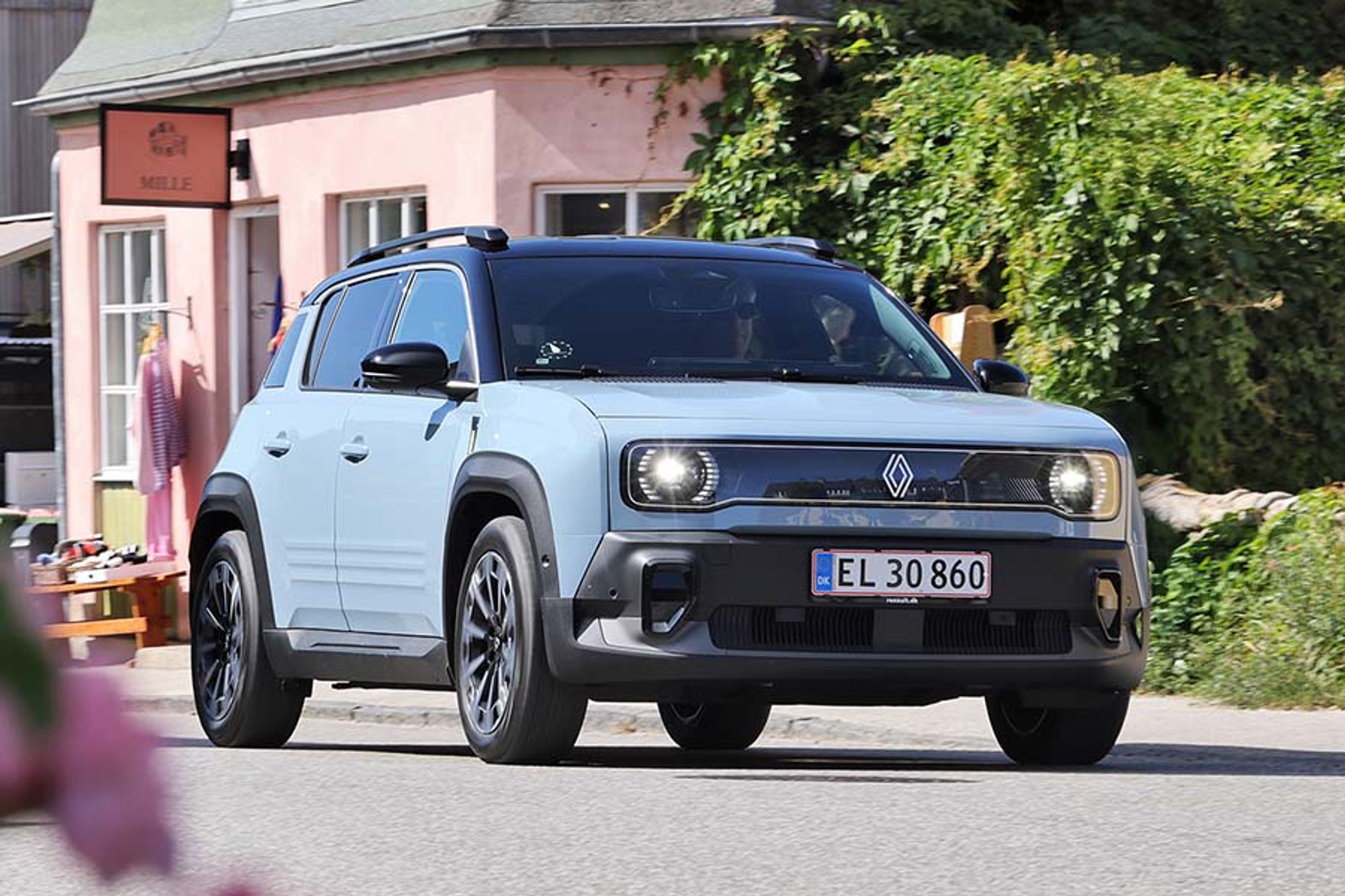 Renault 4 er en mini-SUV, hvilket er en høj bil med en rimelig brugsværdi. Den billigste version koster 207.000 kr., og her har vi testet topudgaven, Iconic, til 250.000 kr. i farven Cloud Blue med sort tag til 5.500 kr. ekstra.