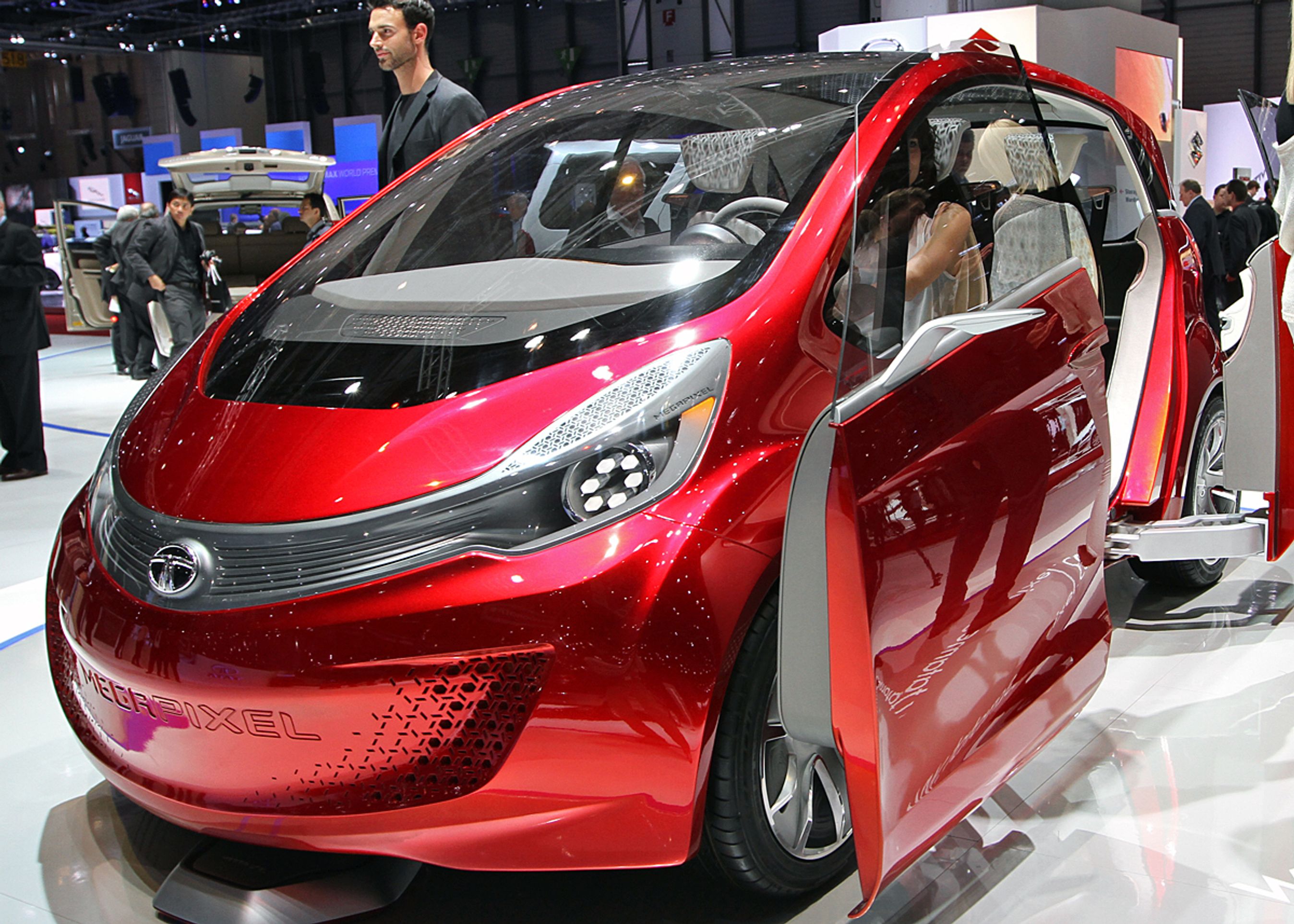 Både for- og bagdøre er skydedøre. Tata har så at sige taget fordøren fra Peugeot 1007 og bagdøren fra Ford B-Max. Det giver nem adgang, men lyder ikke realistisk.