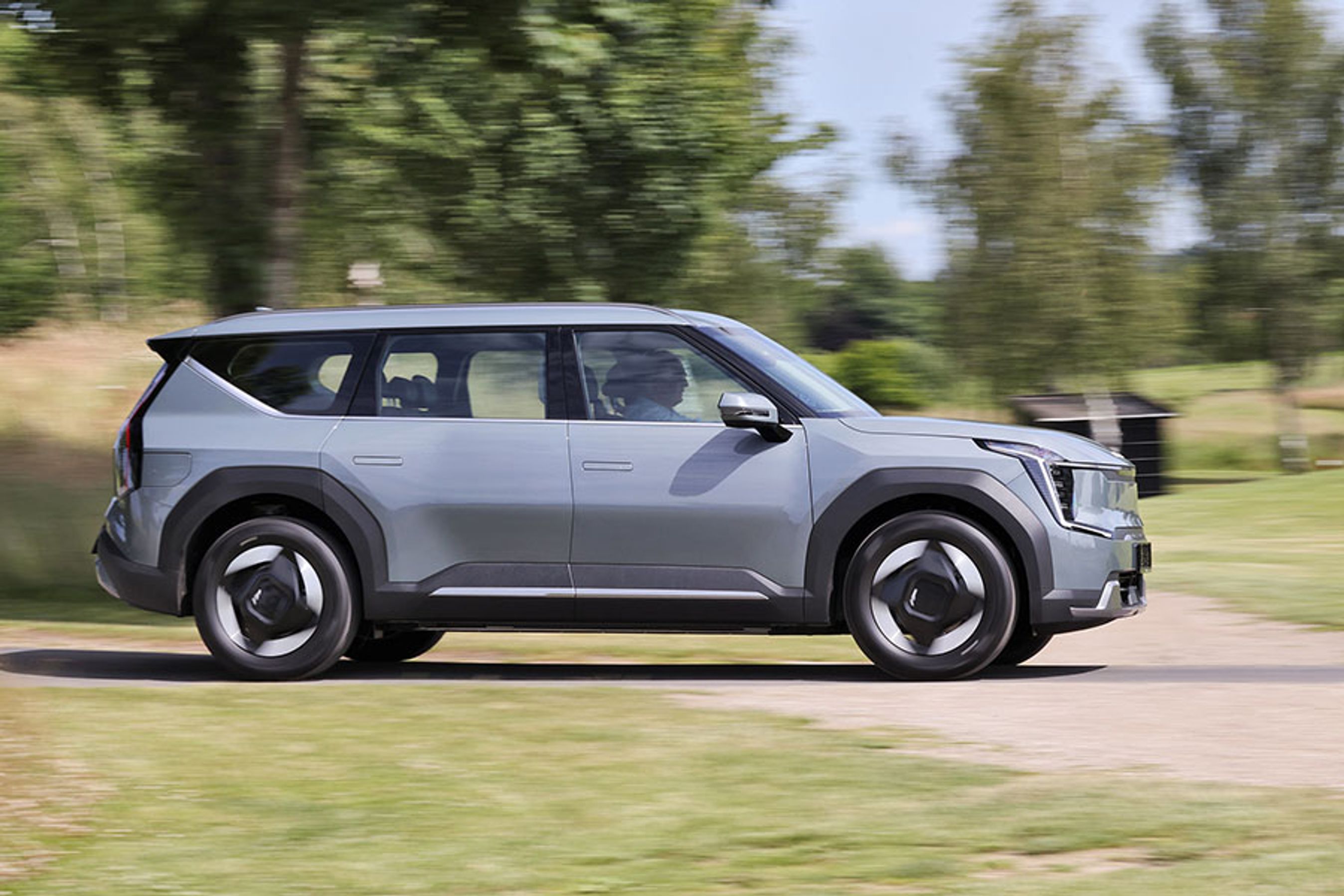 Kia EV9 er en enorm elbil med plads til syv personer. Her har vi testet billigste udgave i form af en Standard Range Upgrade med baghjulstræk til 450.000 kr.