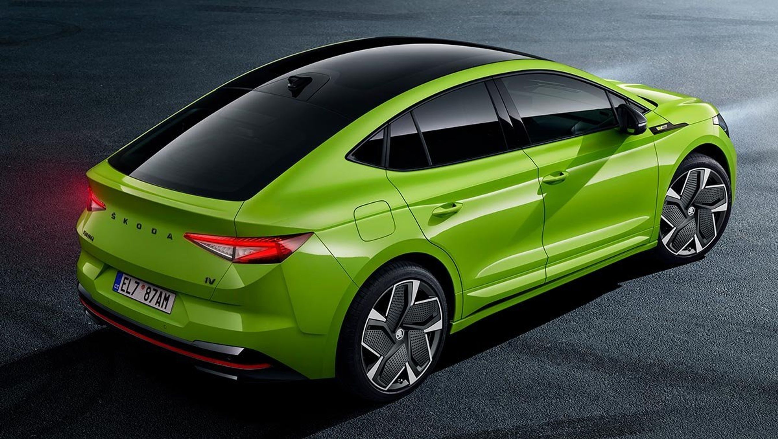 Skoda Enyaq Coupé har et helt anderledes bagparti end den almindelige Enyaq. Panoramaglastaget strækker sig i hele tagets længde og er integreret med bagruden.