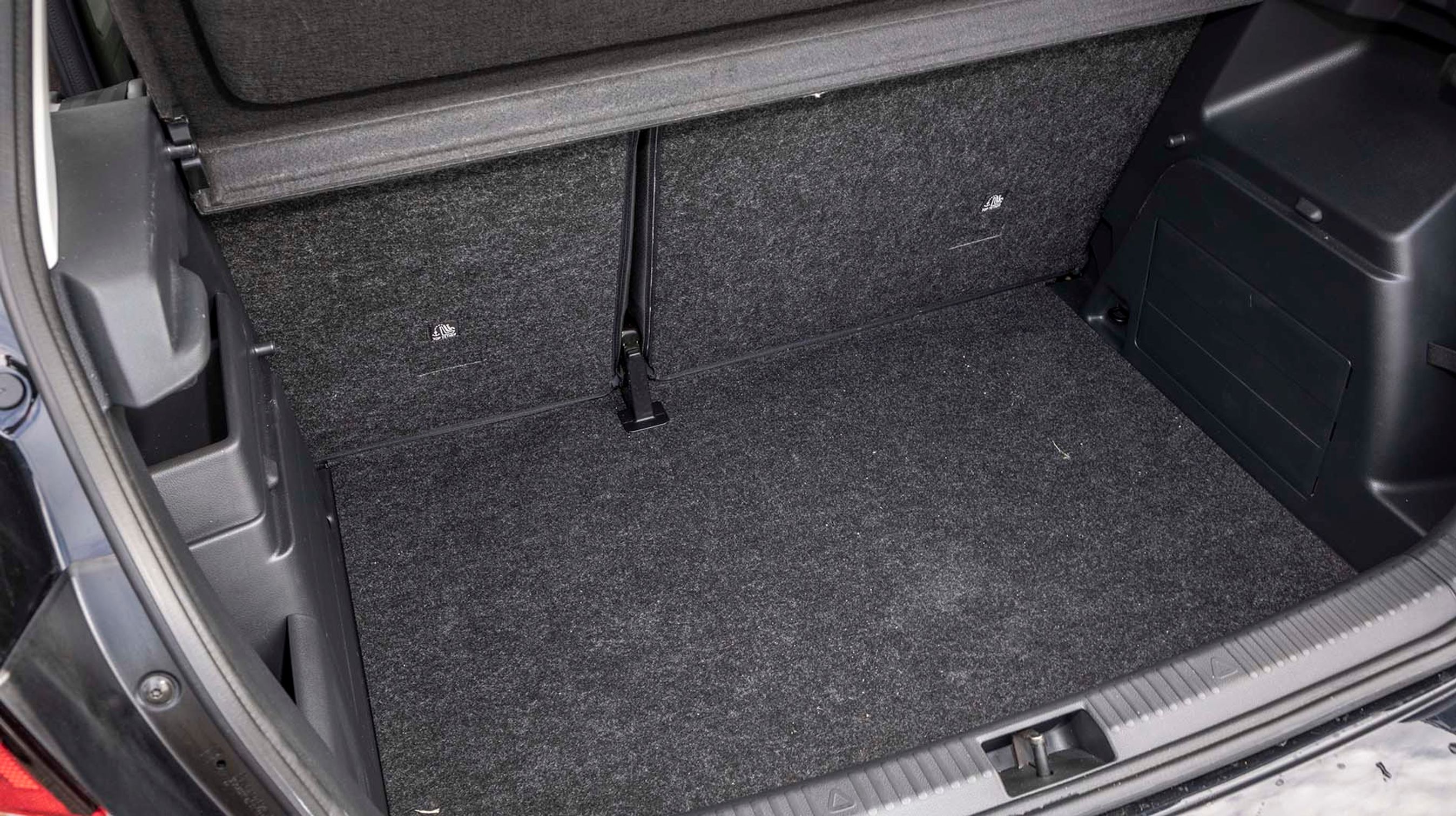 Bagagerummet er på 330 liter, og der er et ekstra rum i venstre side. Gulvet er en løs filtmåtte, og når man folder bagsædet forover, dannes en stor kant mellem gulv og bagsiden af ryglænet. Nederst er et lappekit placeret.