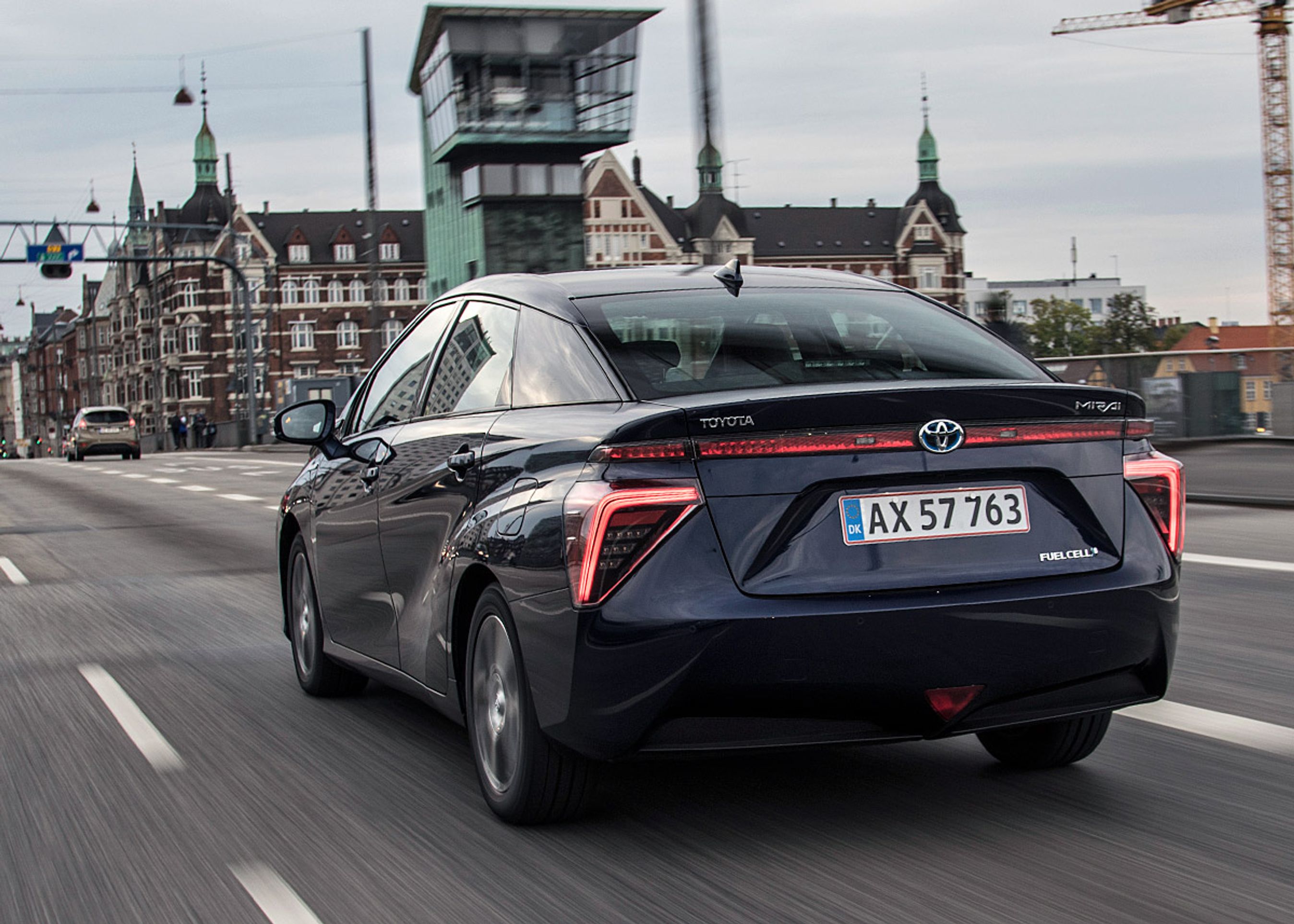 Mirai er en brintbil og har derfor ingen lokal forurening overhovedet. Spildproduktet er vand - ca. 0,8 deciliter pr. km.