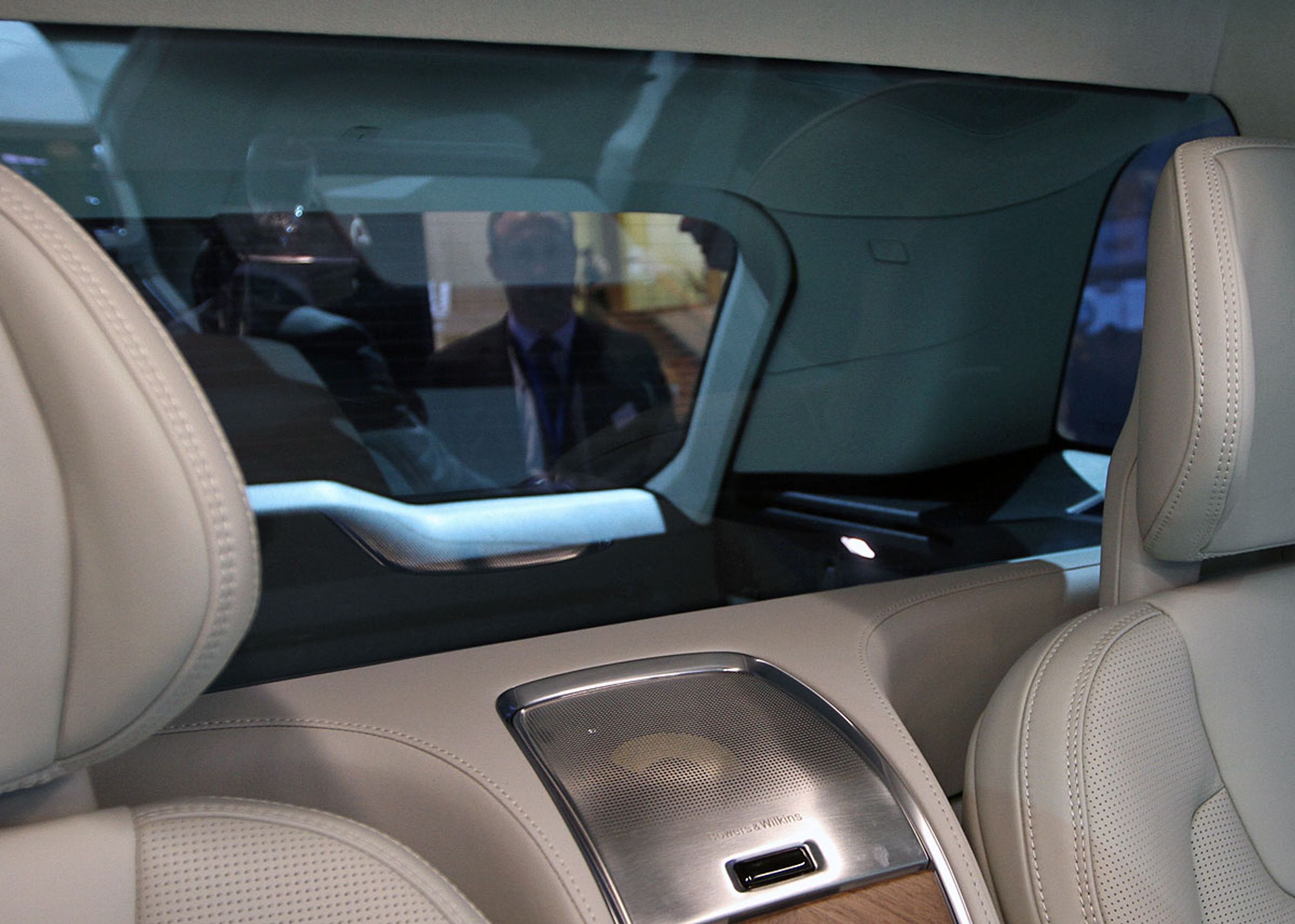 Bag bagsæderne er der en glasrude, så støj og luftforurening ikke trænger ind i kabinen, eller så det ikke blæser ind, når chaufføren læsser bagage ind og ud. Øverst i midterkonsollen ses den 20. højttaler.