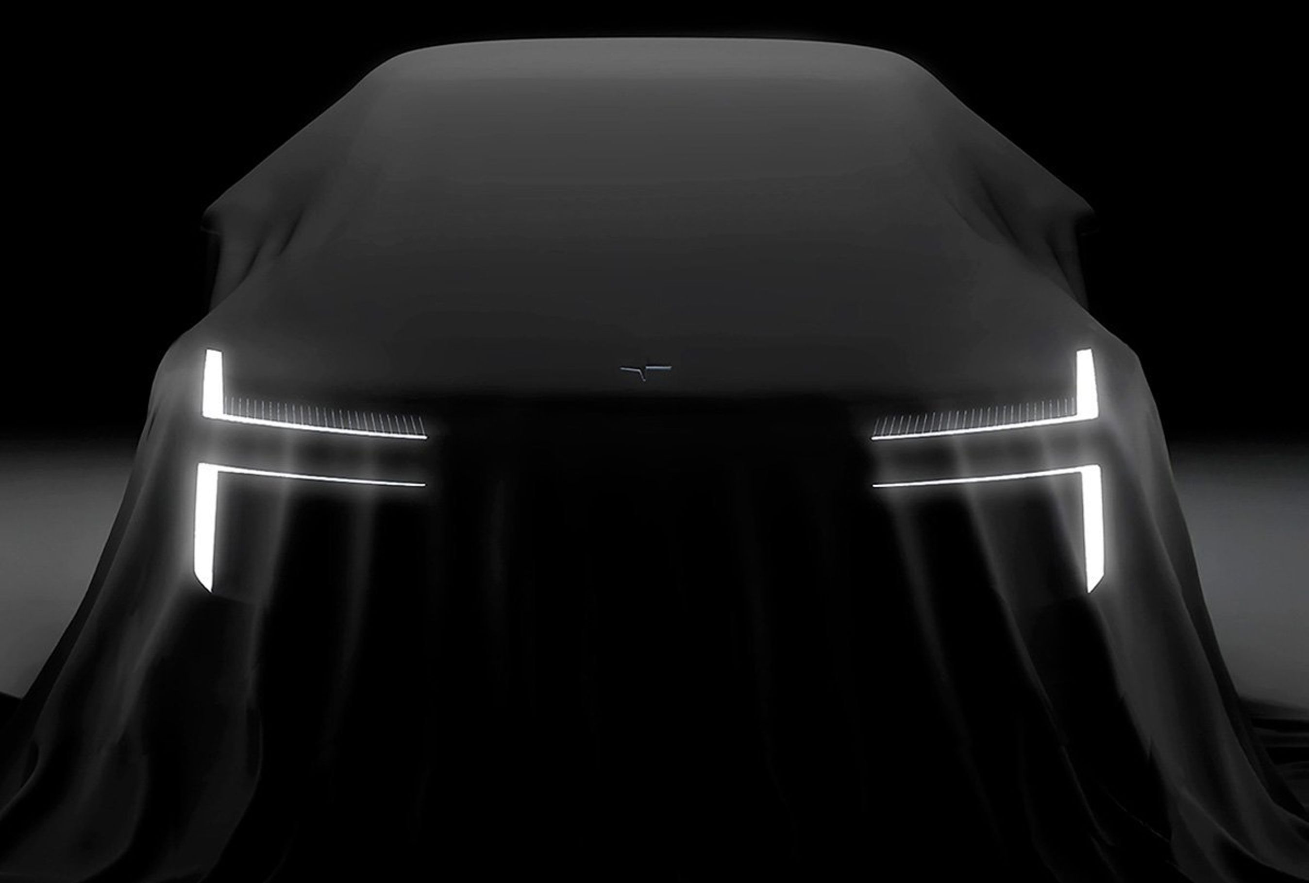 Polestar 7 under klæde med tændte lygter.