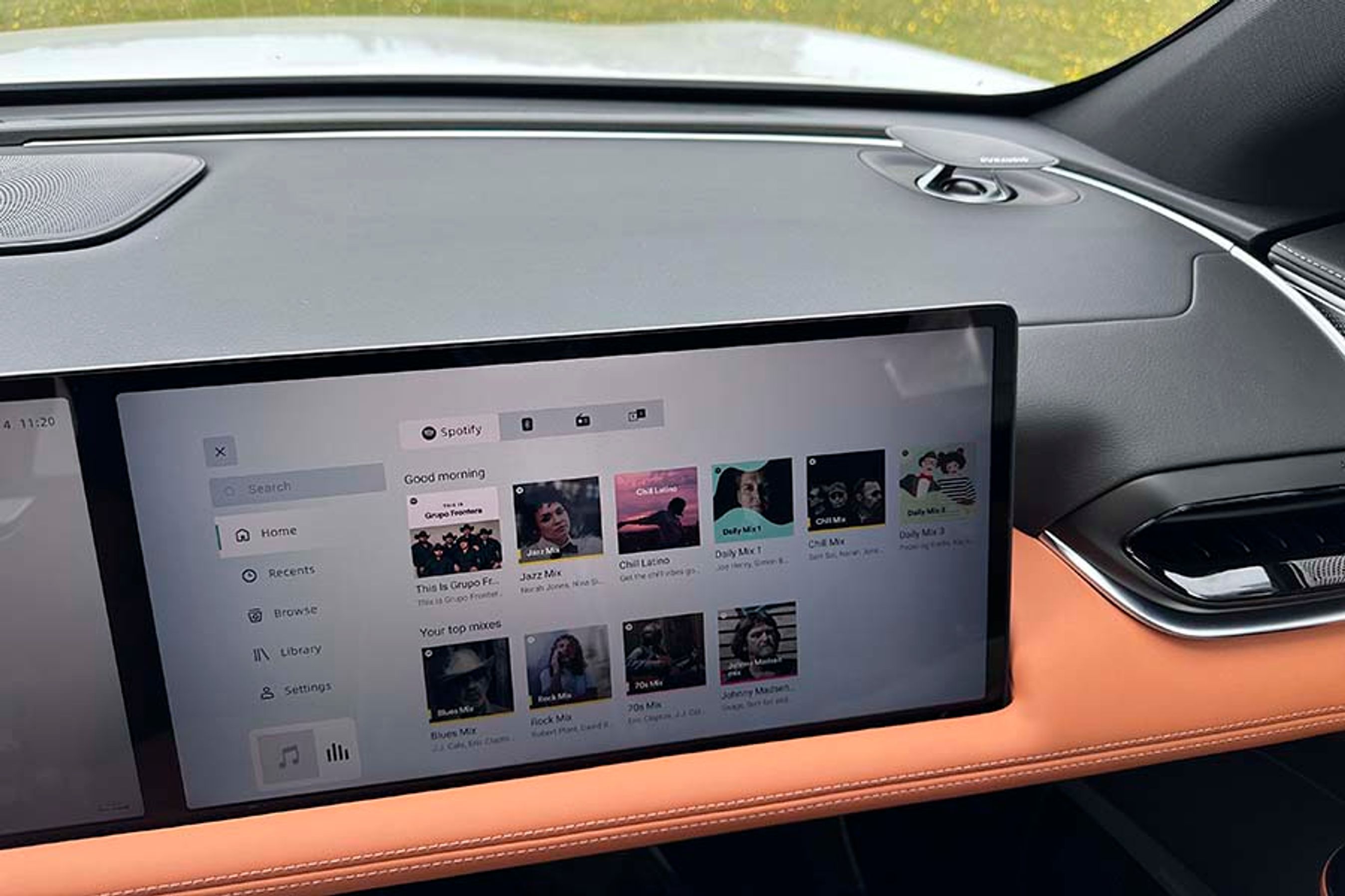 En ekstra skærm foran passagersædet gør det muligt for passageren at blive underholdt under kørslen. Skærmen er indrettet, så den ikke kan ses fra førerpladsen.