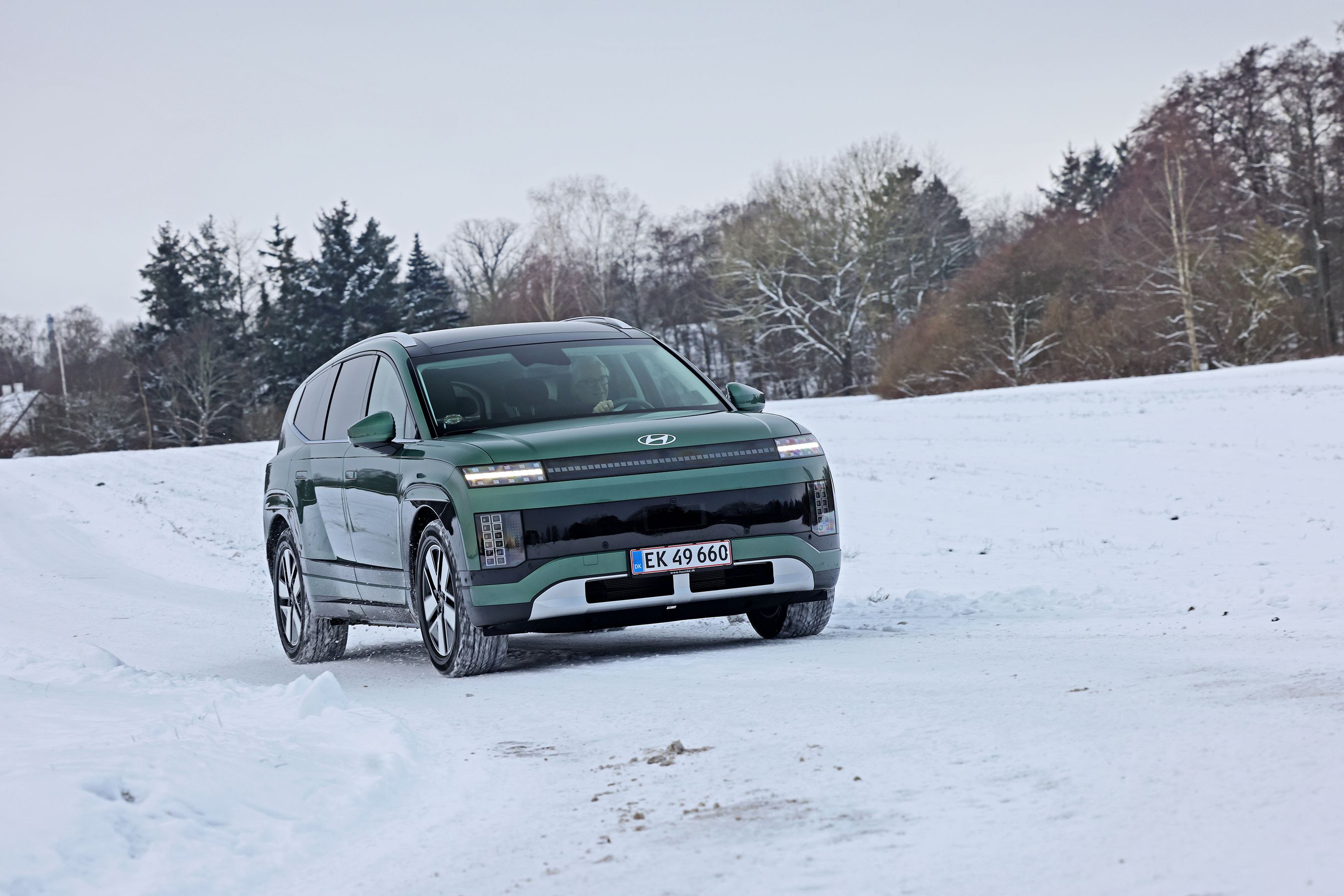 Hyundai Ioniq 9 set forfra, mens dens kører på snedækket vej