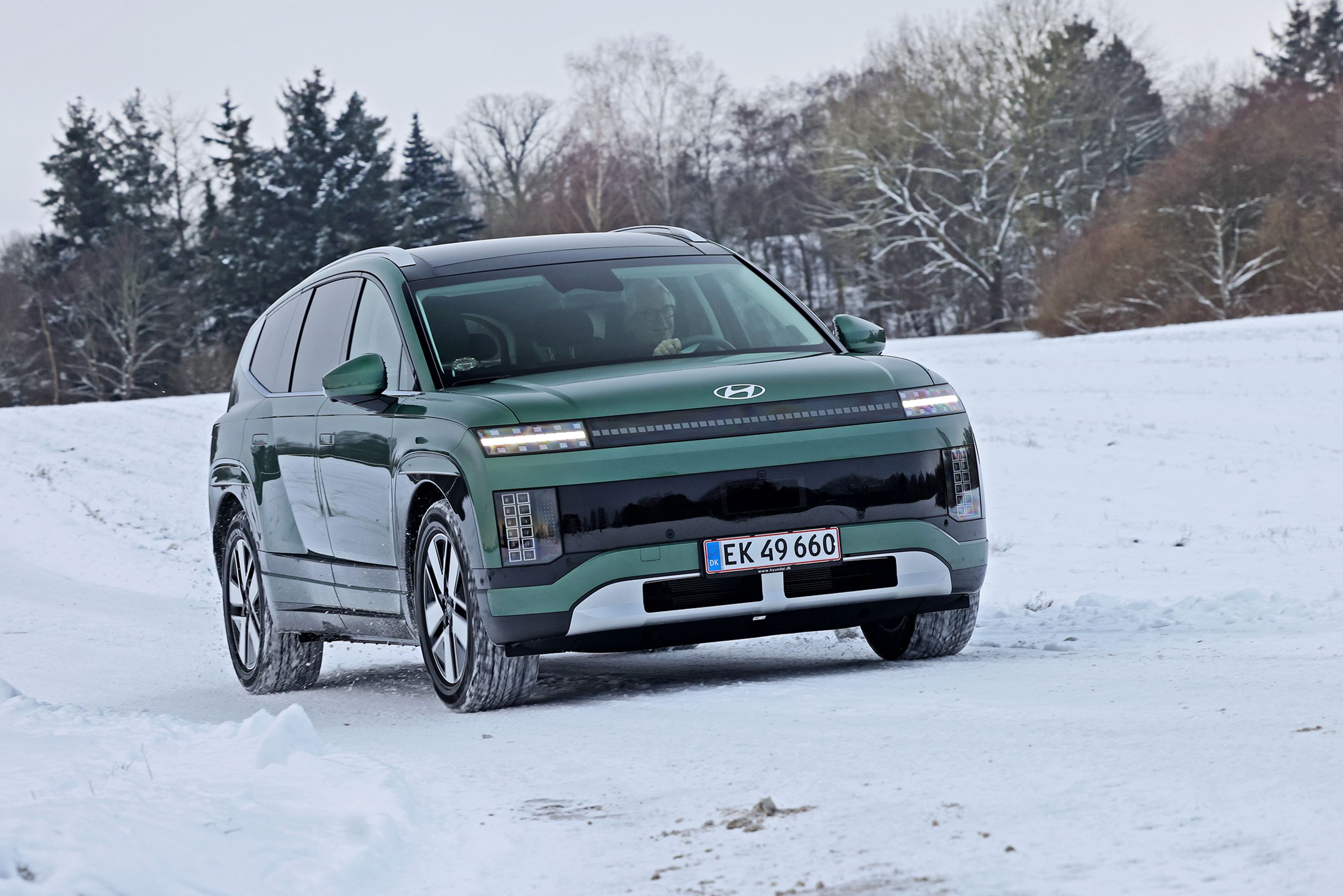 Hyundai Ioniq 9 set forfra, mens dens kører på snedækket vej