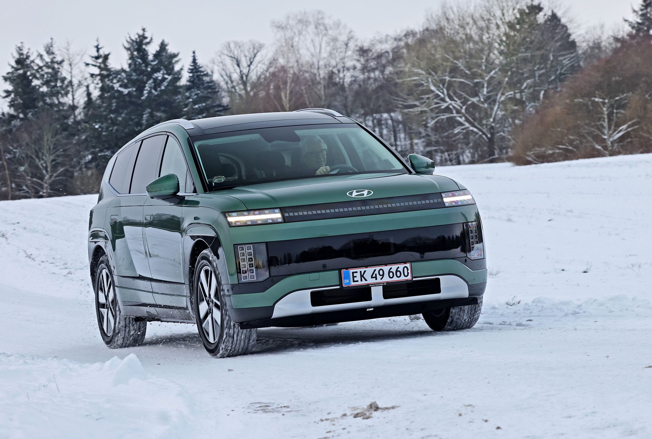 Hyundai Ioniq 9 set forfra, mens dens kører på snedækket vej