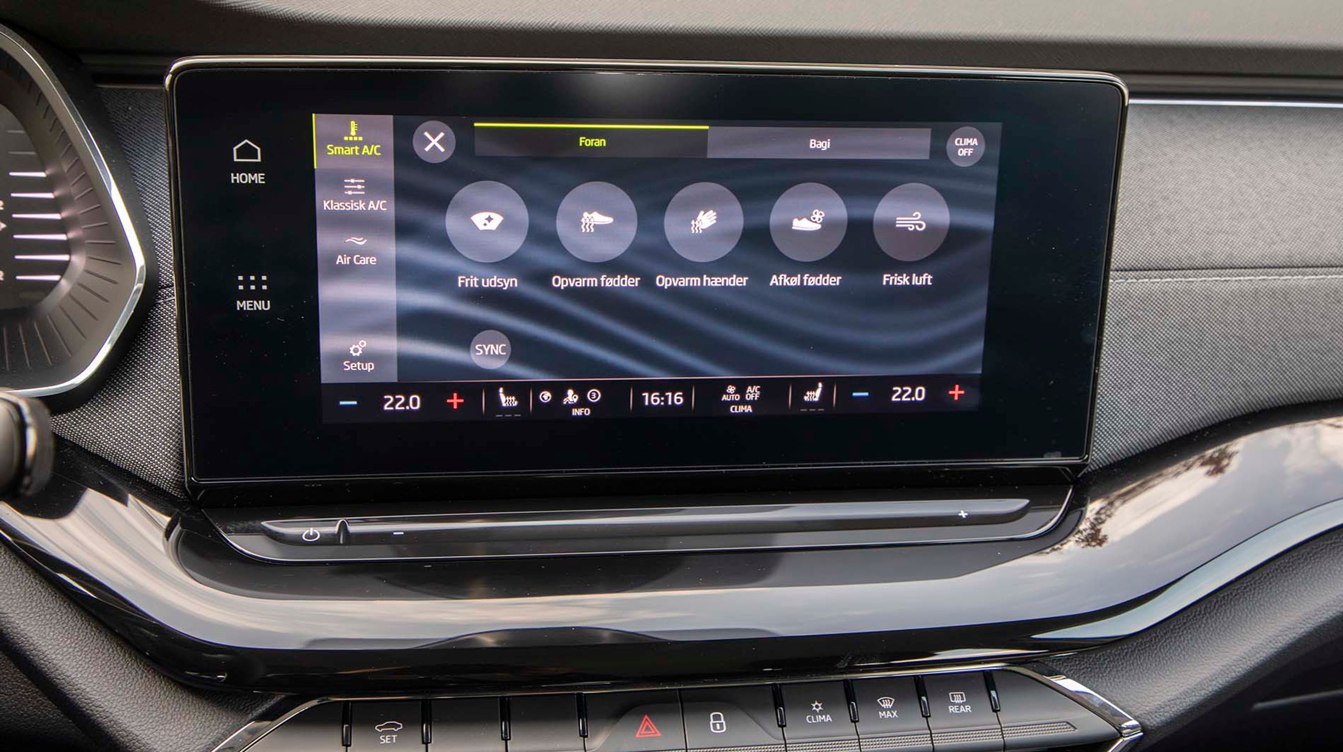 Det er let at justere varmeanlægget. Ikke noget med uforståelige symboler. Her trykker man f.eks. blot på symbolet: „Opvarm fødder“.