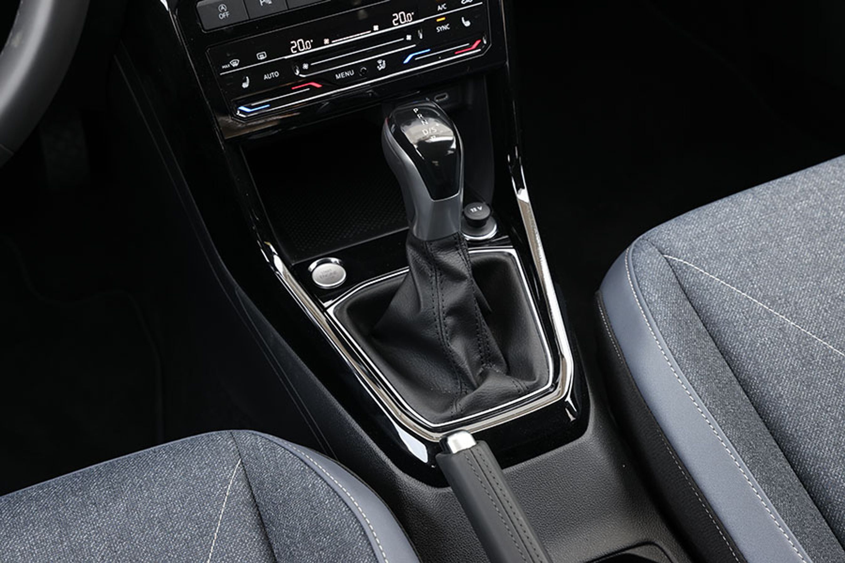 Gearvælgeren til automatgearet (DSG) er af den gammeldags type, hvor man manuelt skal sætte bilen i P efter hver køretur.