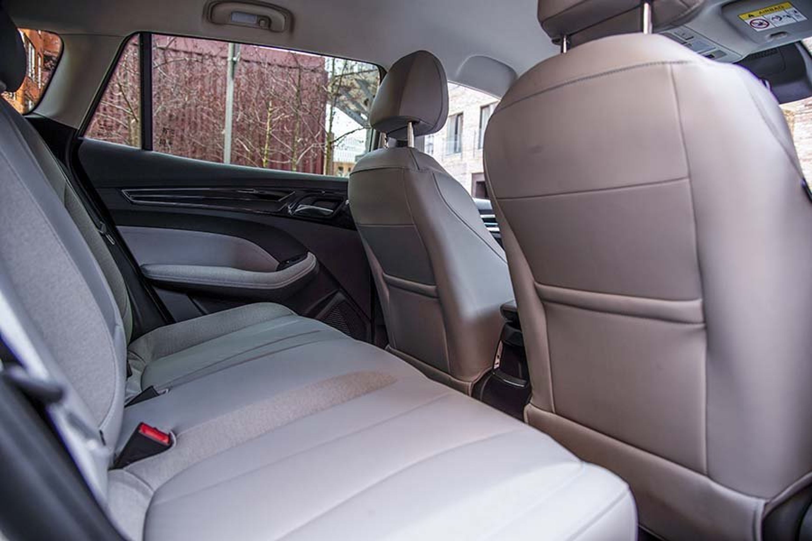 Bagsædet er overraskende godt, og der er fin plads til både knæ og hoved. 