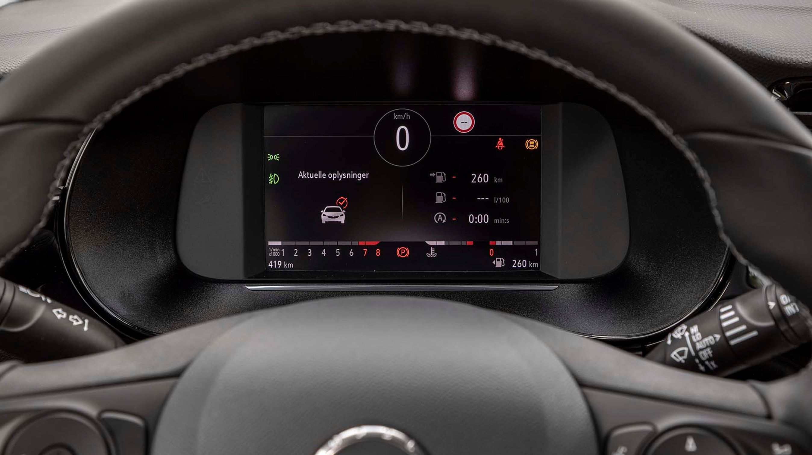 Det digitale cockpit er standard. Hastigheden ses tydeligt, men der er ikke mange indstillingsmuligheder af displayet.