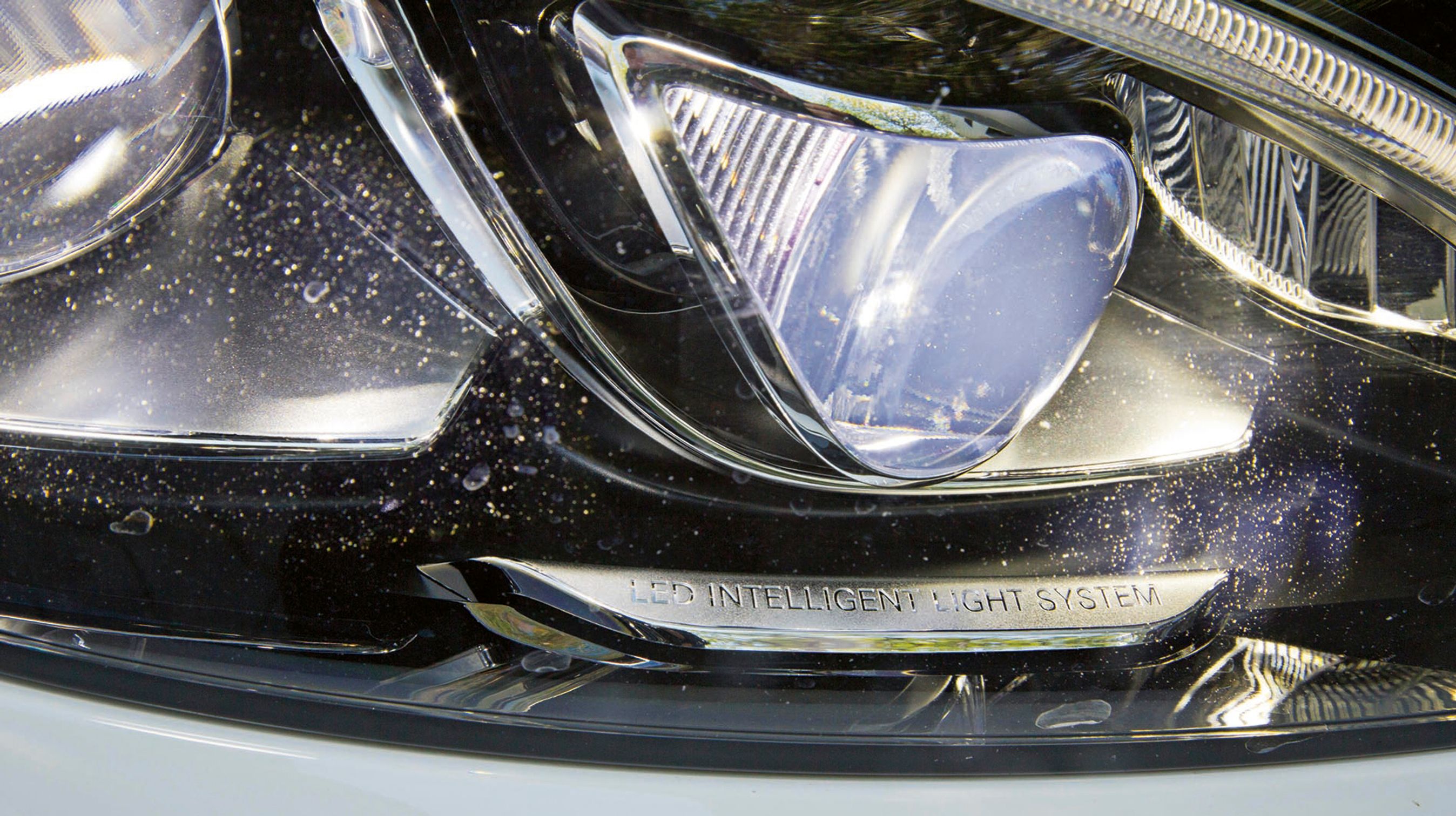 Mercedes C-klasse kan bestilles med LED-forlygter for en merpris på 32.245 kroner. De giver et fremragende lys og blænder selv op og ned for det lange lys, og kan i et vist omfang køre med det lange lys tændt uden at blænde modkørende, da lyskeglen kan justeres i forhold til trafikken.