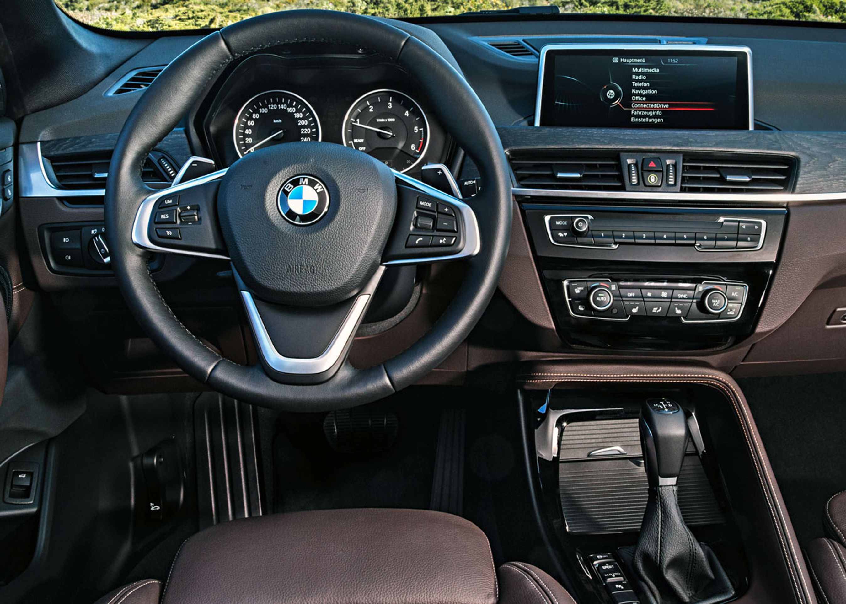 Førerpladsen holder sig strengt til BMWs normale stil.