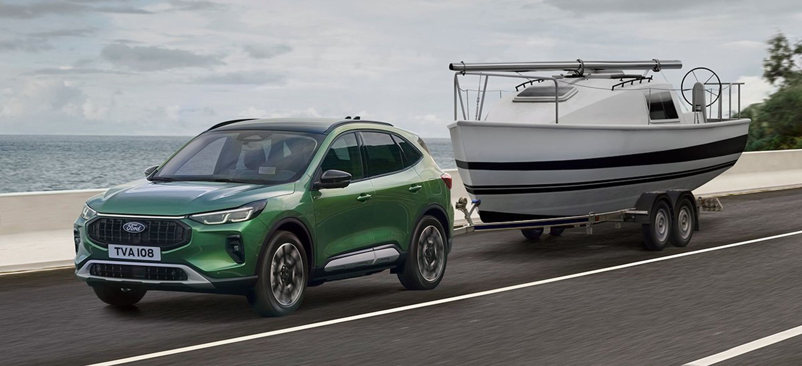 Ford Kuga med båd på trailer.