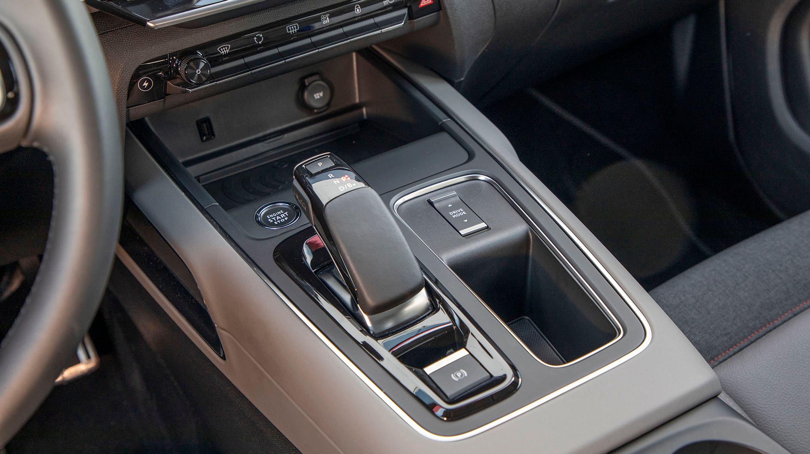 Gearstangen er af den elektroniske type, der selv springer i P, når motoren slukkes. Fra knappen til højre for gearstangen styres køreprogrammerne, hvor man kan vælge mellem Sport, Hybrid eller Elektrisk kørsel.