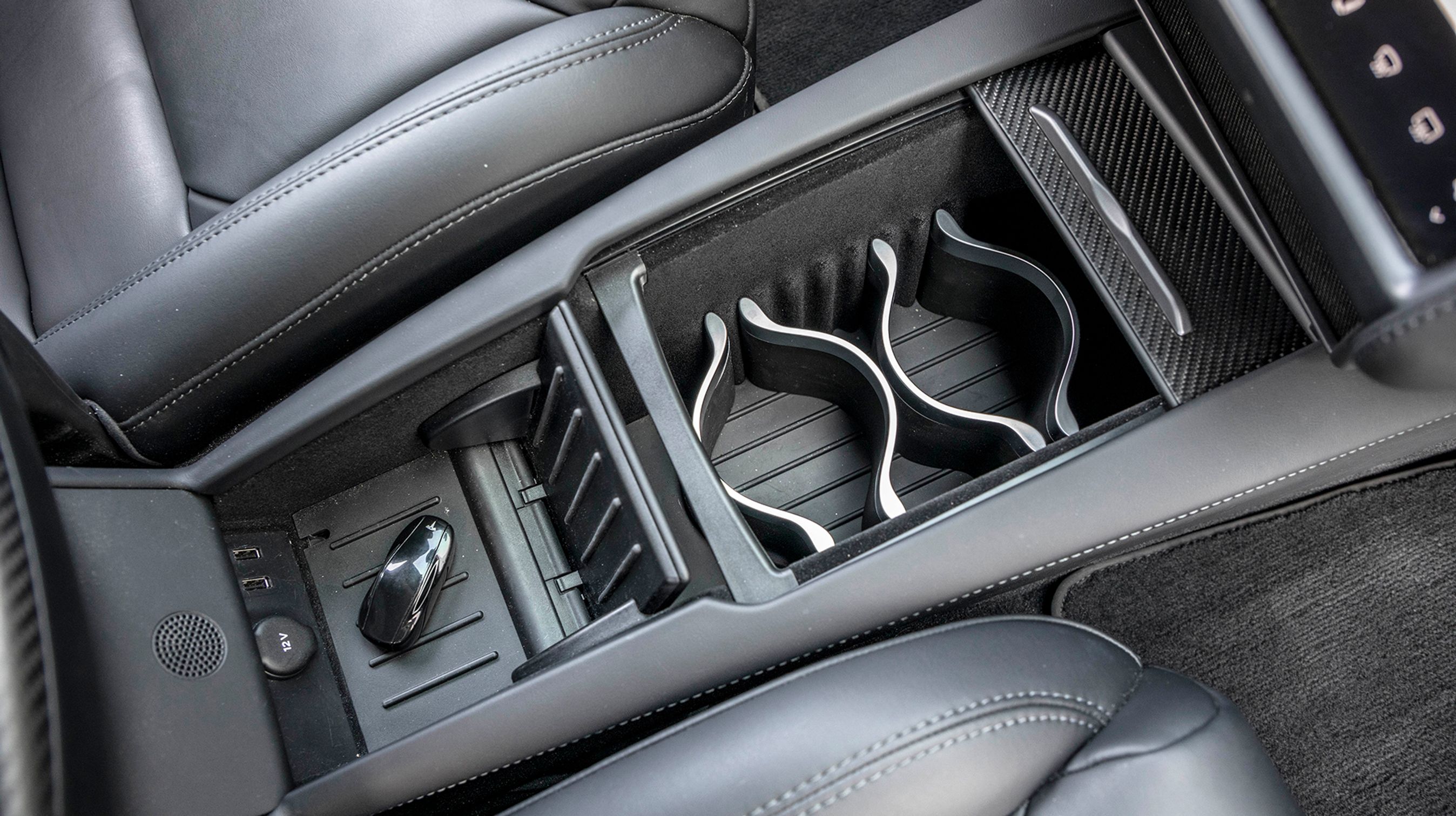 Mellem forsæderne er der kopholdere og glimrende fralægningsmuligheder, men vi savner trådløs opladning af mobiltelefonen.