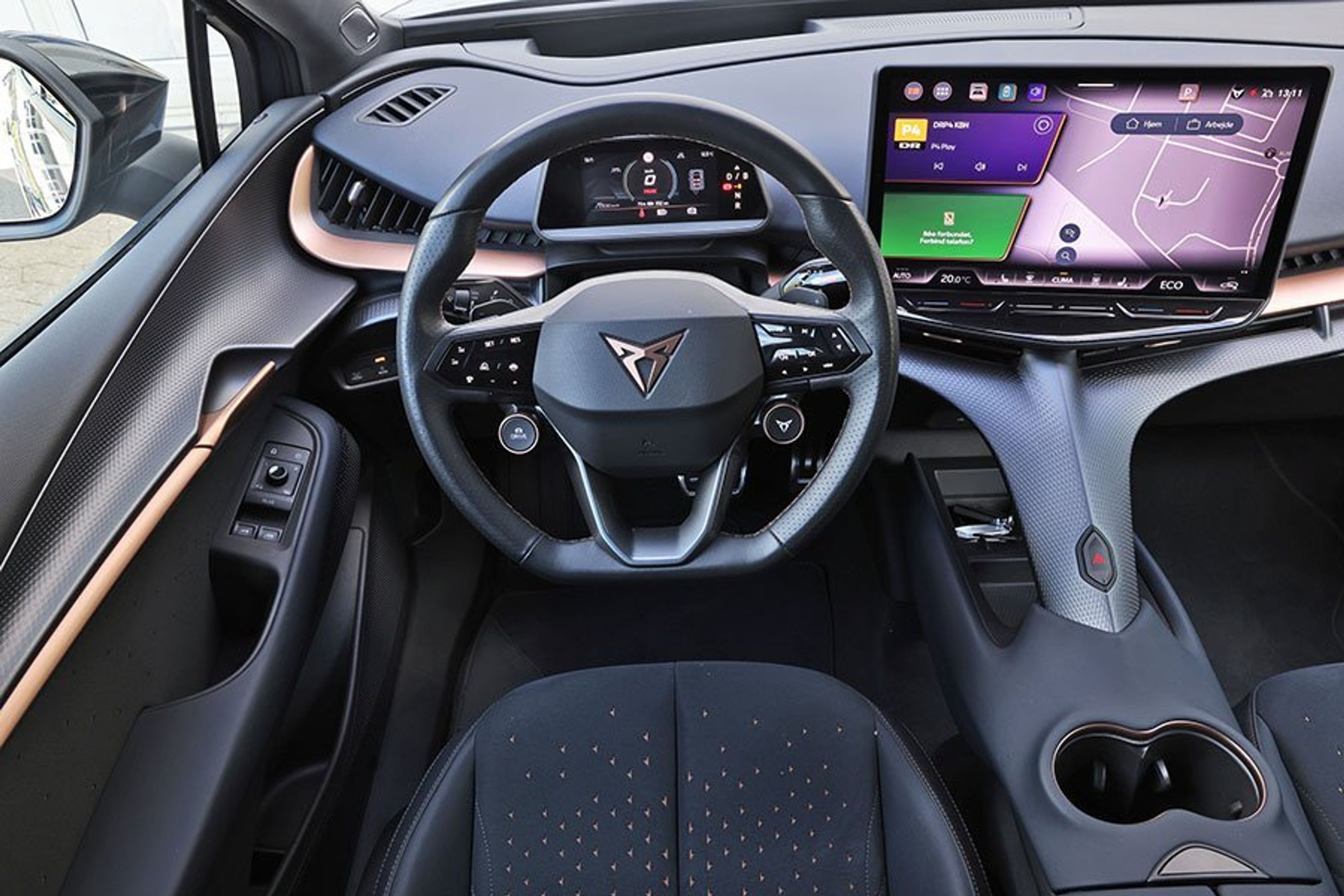 Førerpladsen i en Cupra Tavascan