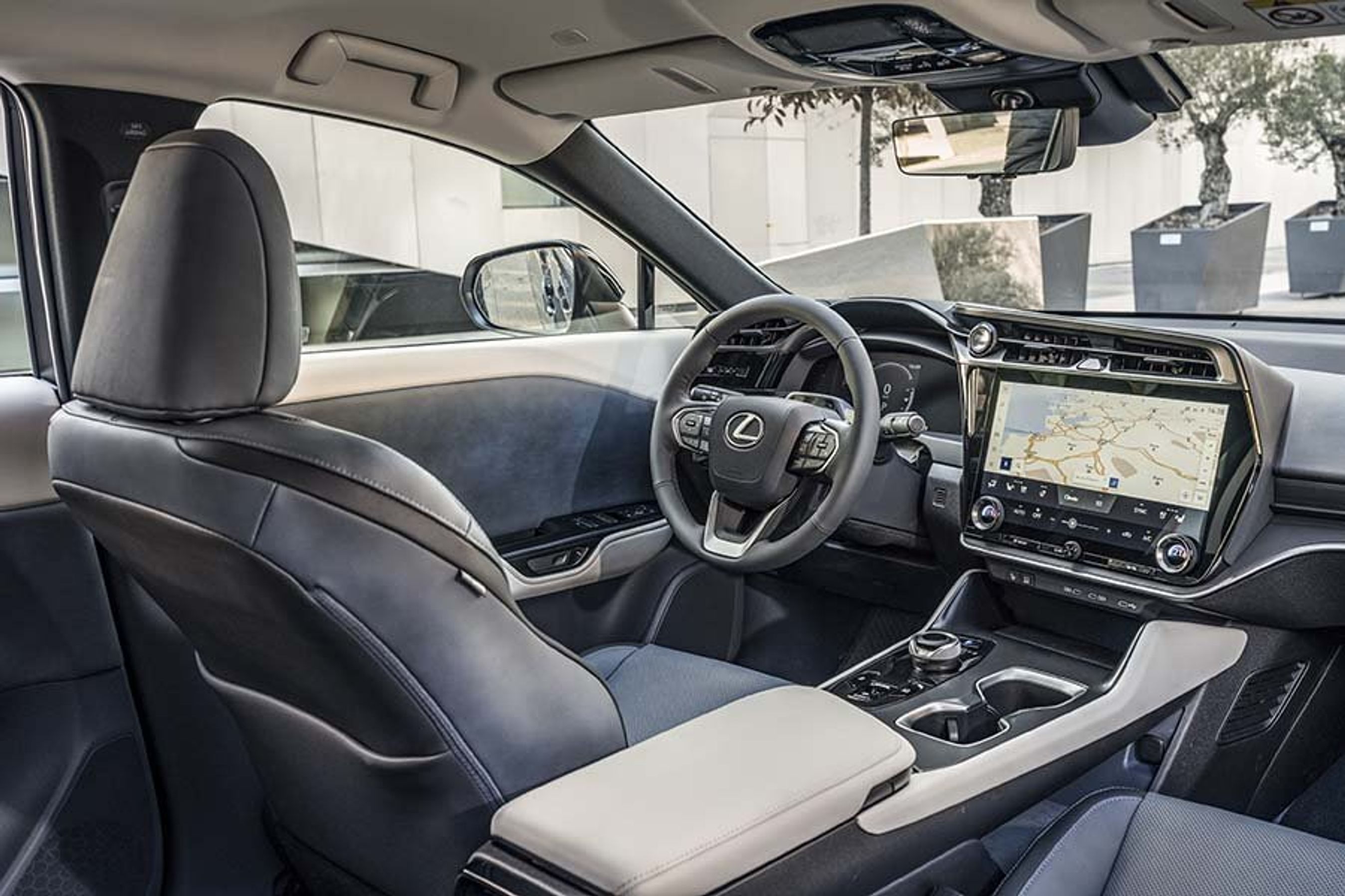 Kig ind i kabinen på Lexus RZ