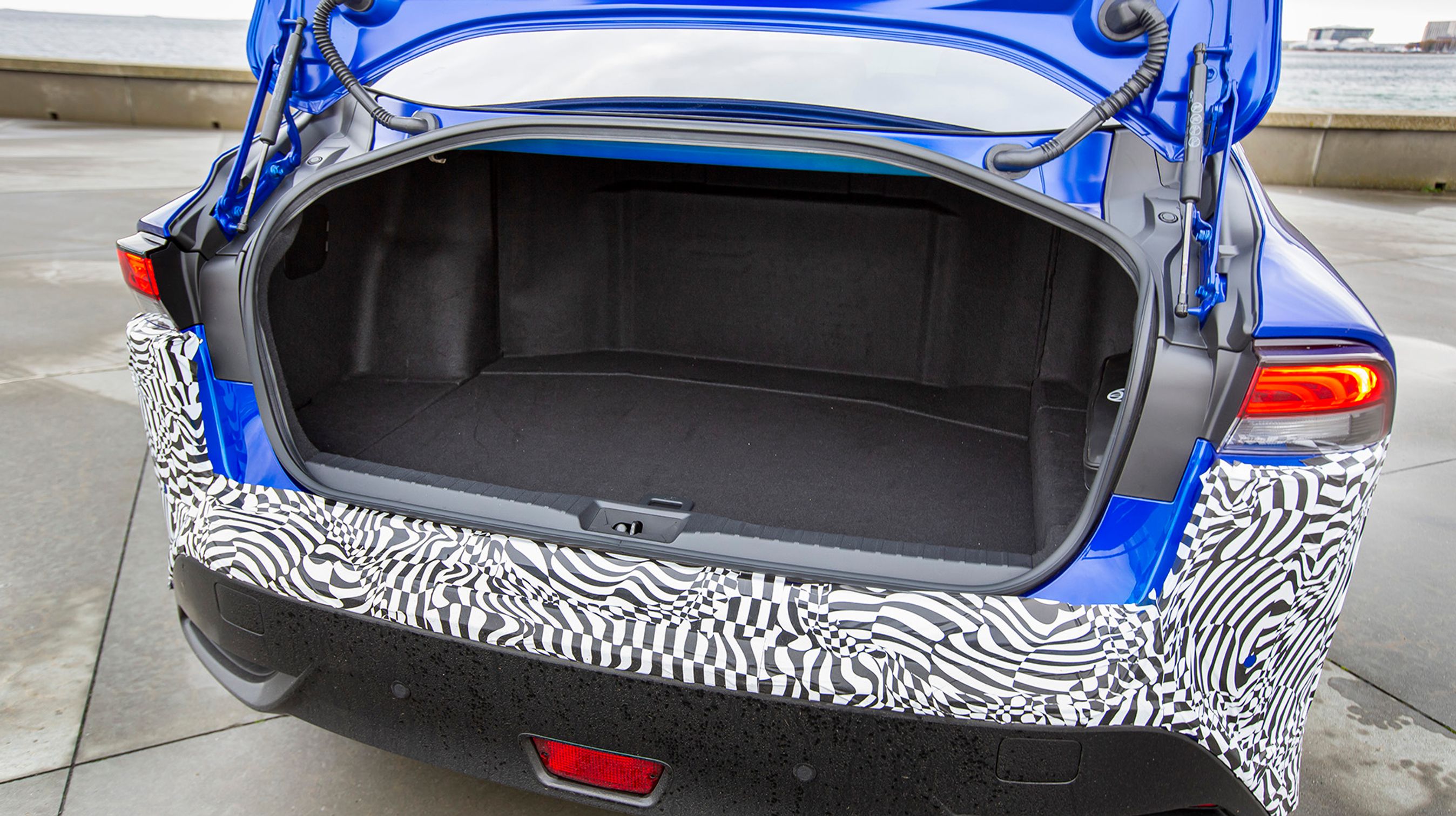 Bagagerummet er som i en firedørs sedan, dog kan man ikke lægge bagsædets ryglæn ned, da brinttankene hæmmer for dette. Rummets volumen er endnu ikke opgivet af Toyota.