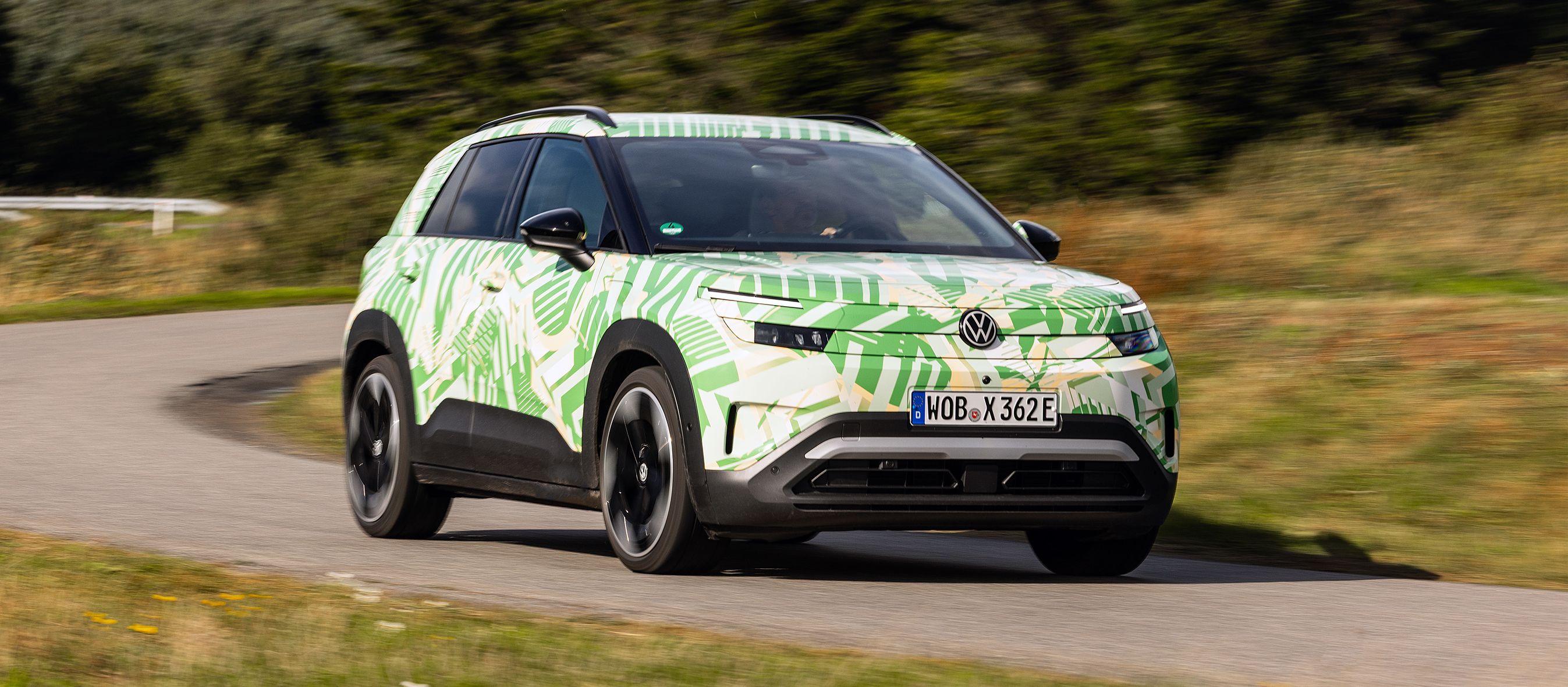 VW ID. Cross i kamuflage kørende.