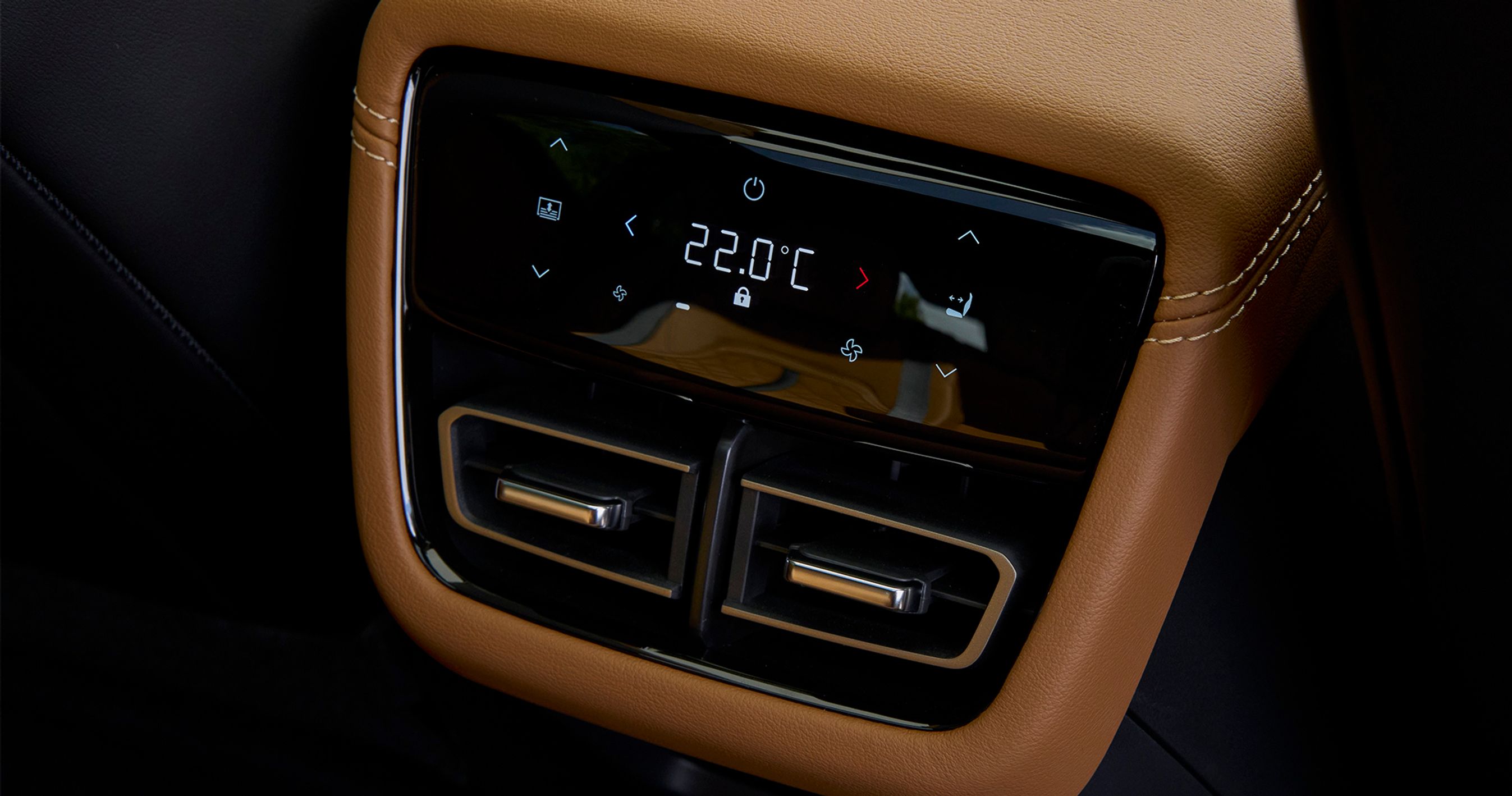 Der er separat varmezone til bagsædet, og den kan indstilles fra et lille panel mellem forsæderne, hvorfra man også kan styre det forreste passagersædes position.