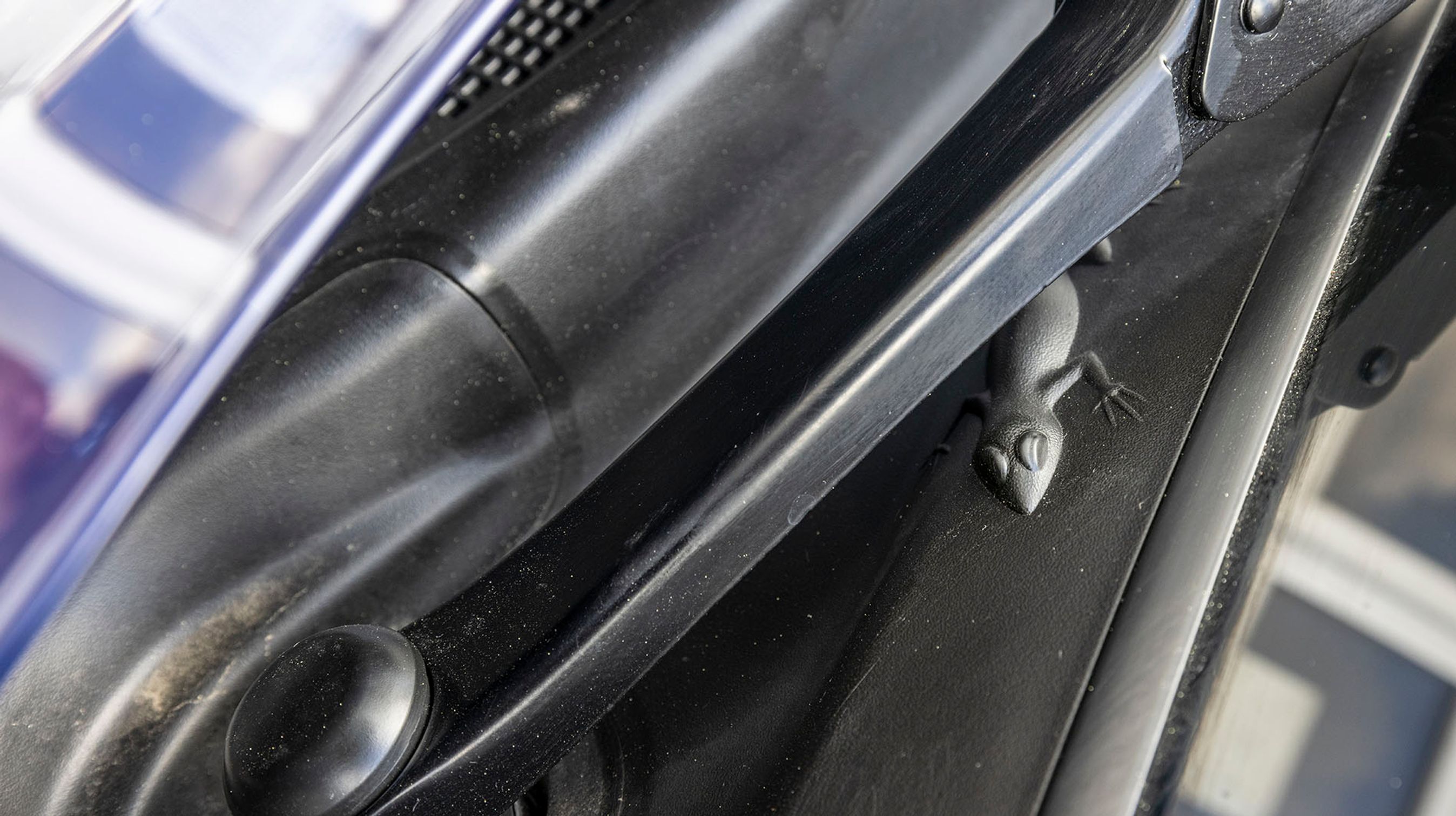 Forruden gemme små sjove figurer som dels den originale Jeep, dels dette krybdyr. Sjovt for børnene at lede efter.