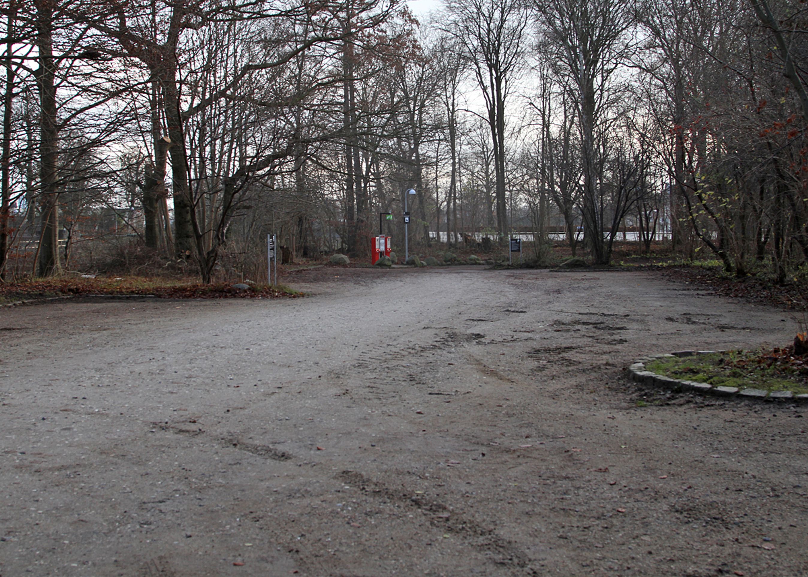 På denne grusplads i Klampenborg koster det ti kr. i timen at parkere hele året. Det er uvist, om denne og andre betalingsparkeringer på offentlig område bliver nedlagt. Foto: Torben Arent, FDM
