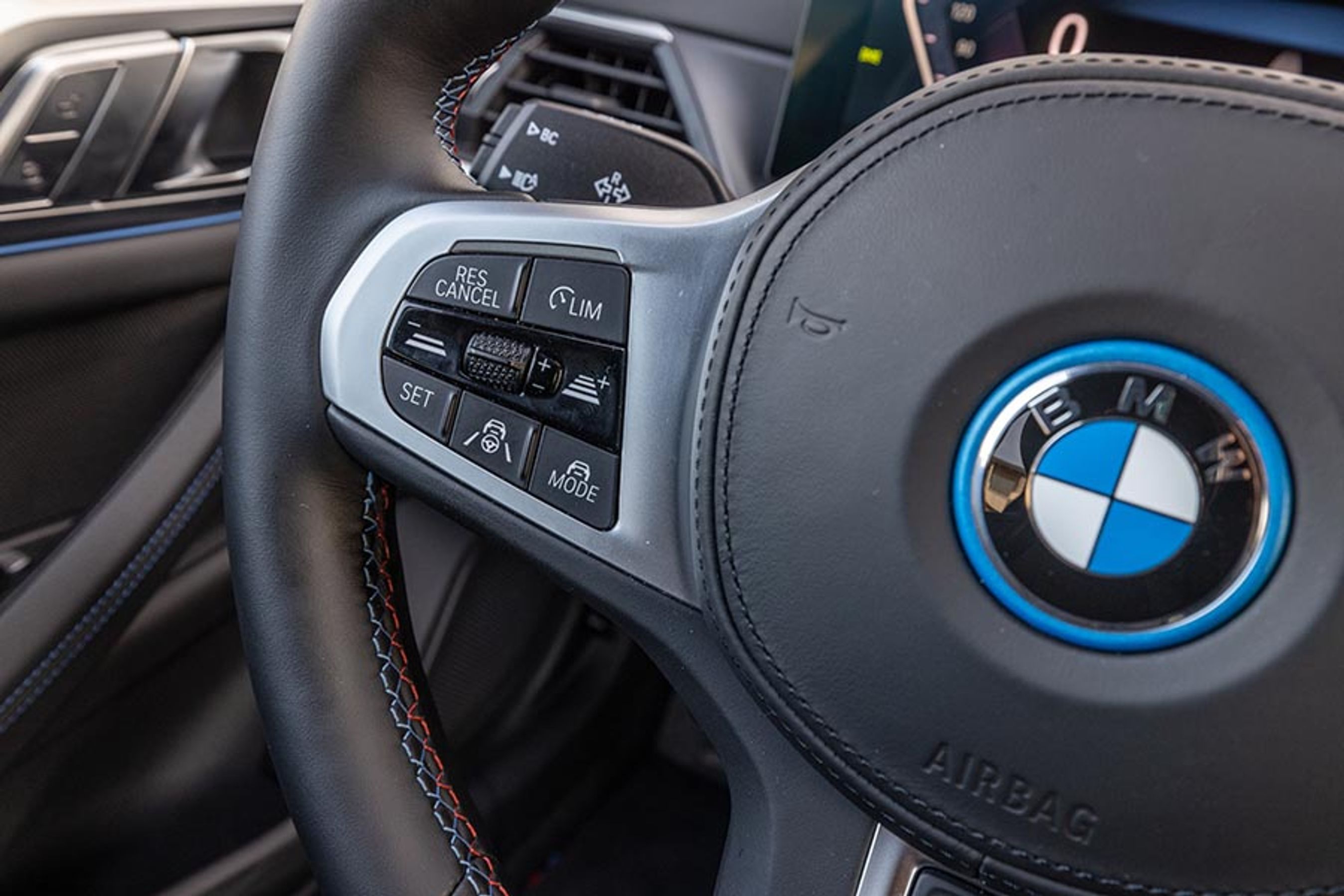 Knapperne på venstre side af rattet er dedikeret til bilens køreassistenter. Både styreassistenten og den adaptive fartpilot.