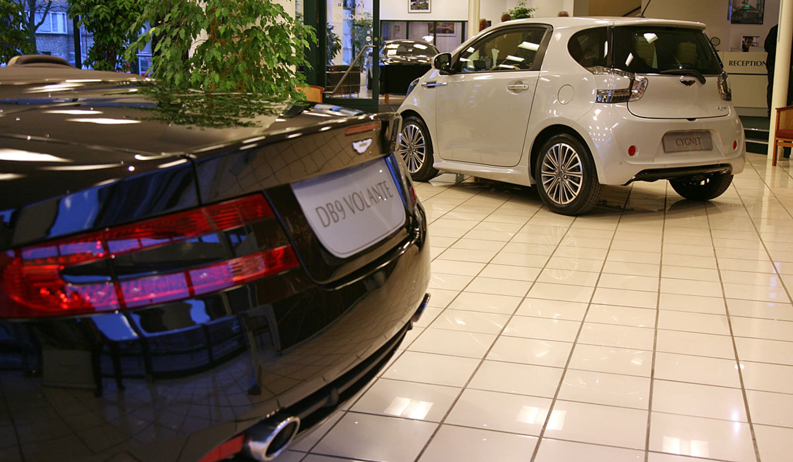 Den lille Toyota iQ alias Aston Marton Cygnet er kommet i fint selskab.