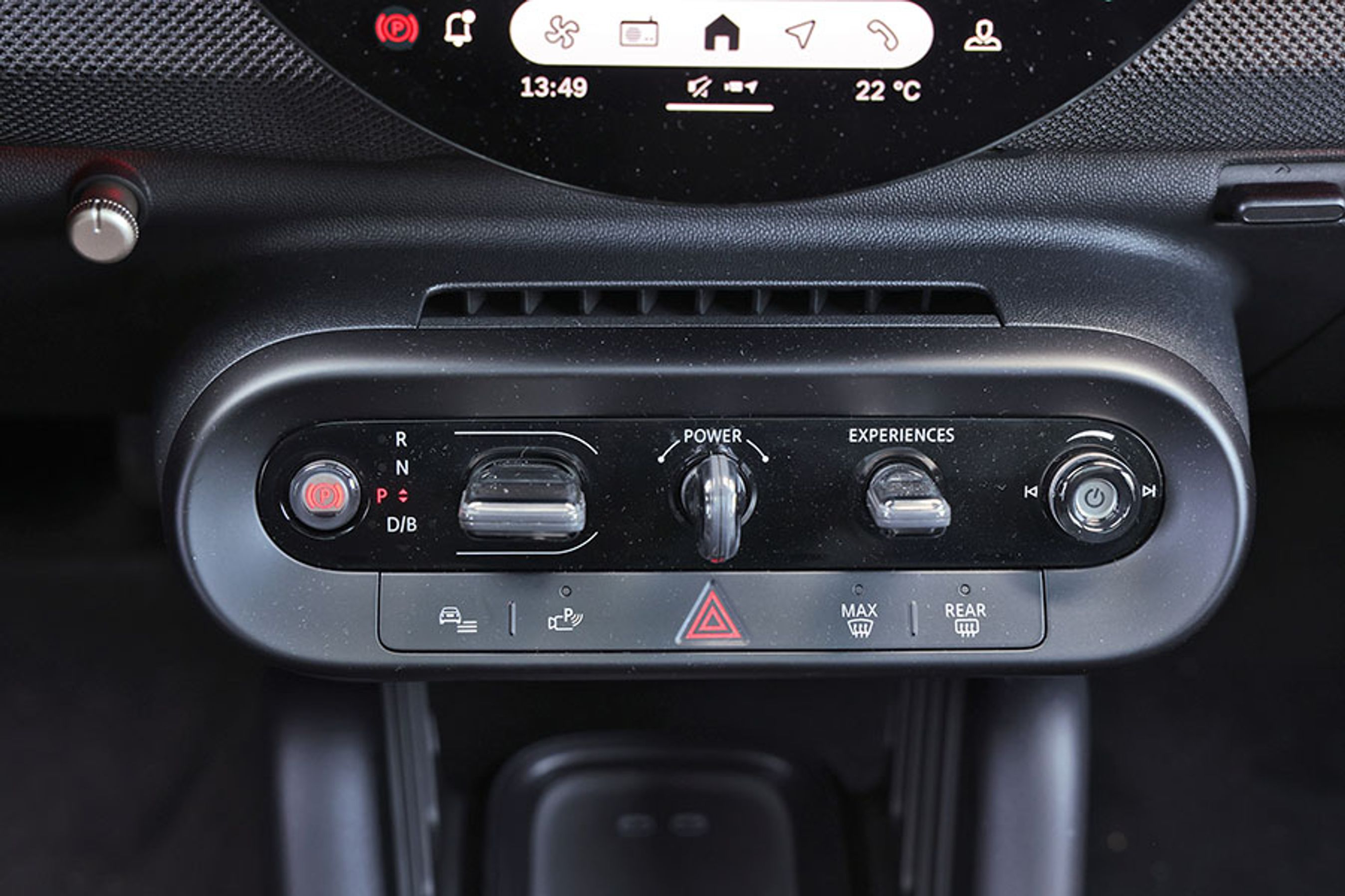 Betjeningspanelet under skærmen rummer „startnøglen“, gearvælgeren og den knap, der skifter mellem de forskellige designs af skærm og lyseffekter i bilen. Derudover er der en række direkte genveje, hvilket letter betjeningen af bilen.