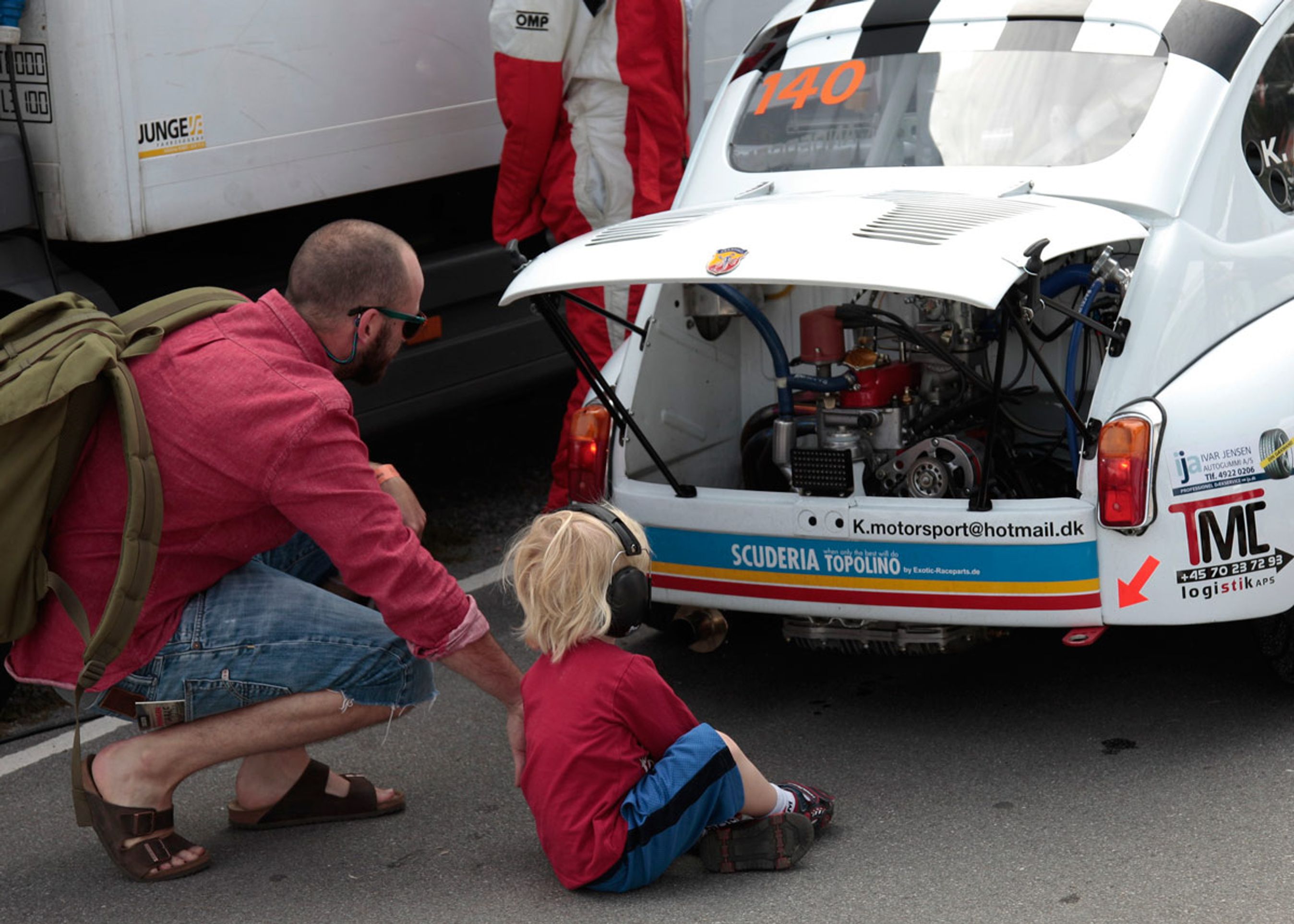 Det er muligt at komme helt tæt på racerbilerne, og holder køreren pause, så plejer de at være gode for en historie eller to. Foto: MotorClassic
