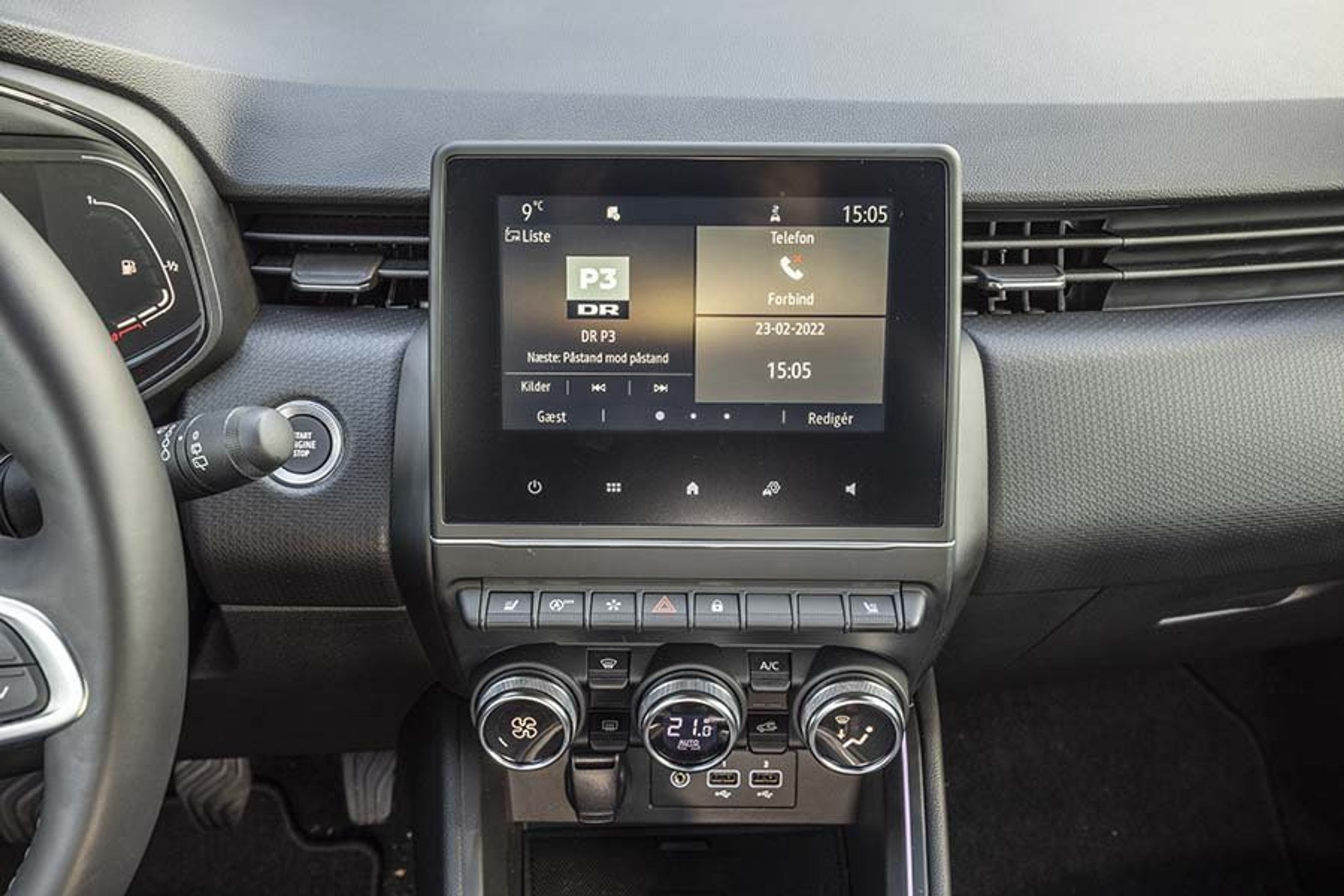 Skærmen er fint placeret og godt disponeret med mulighed for at vise flere vinduer på en gang.