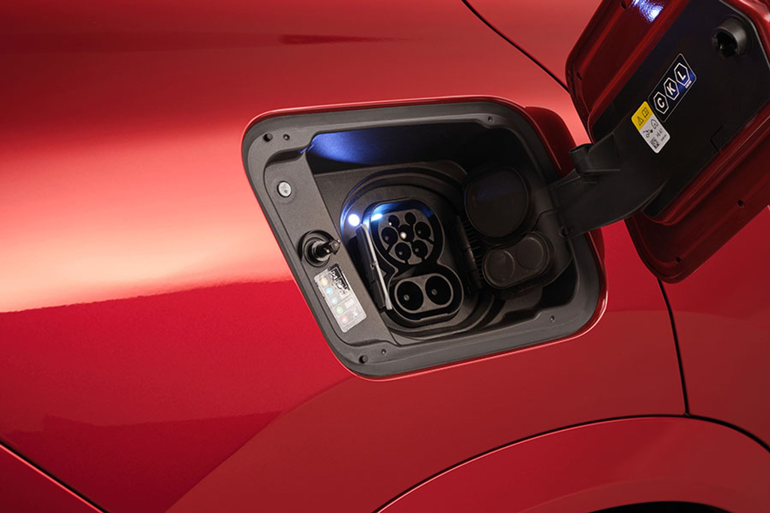 Bilens ladeluge er placeret ved højre baghjul, og bilen kan oplades med 11 kW hjemme og med 130 kW, når man er på farten. Batteriet er på 65 kWh netto.