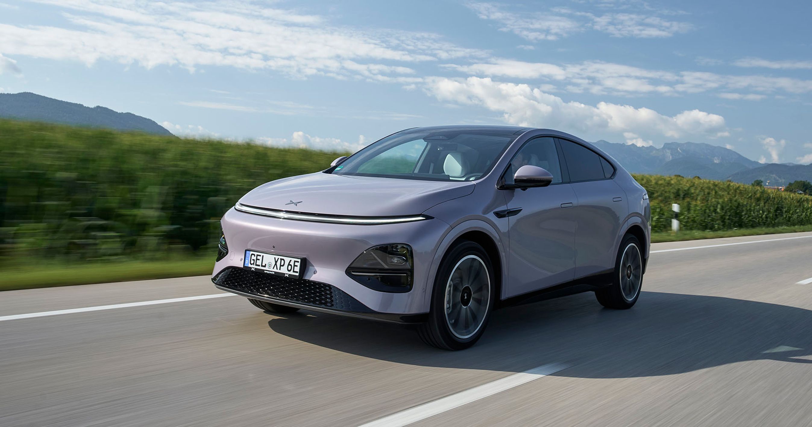 Xpeng G6 set skråt forfra, mens den kører på vej