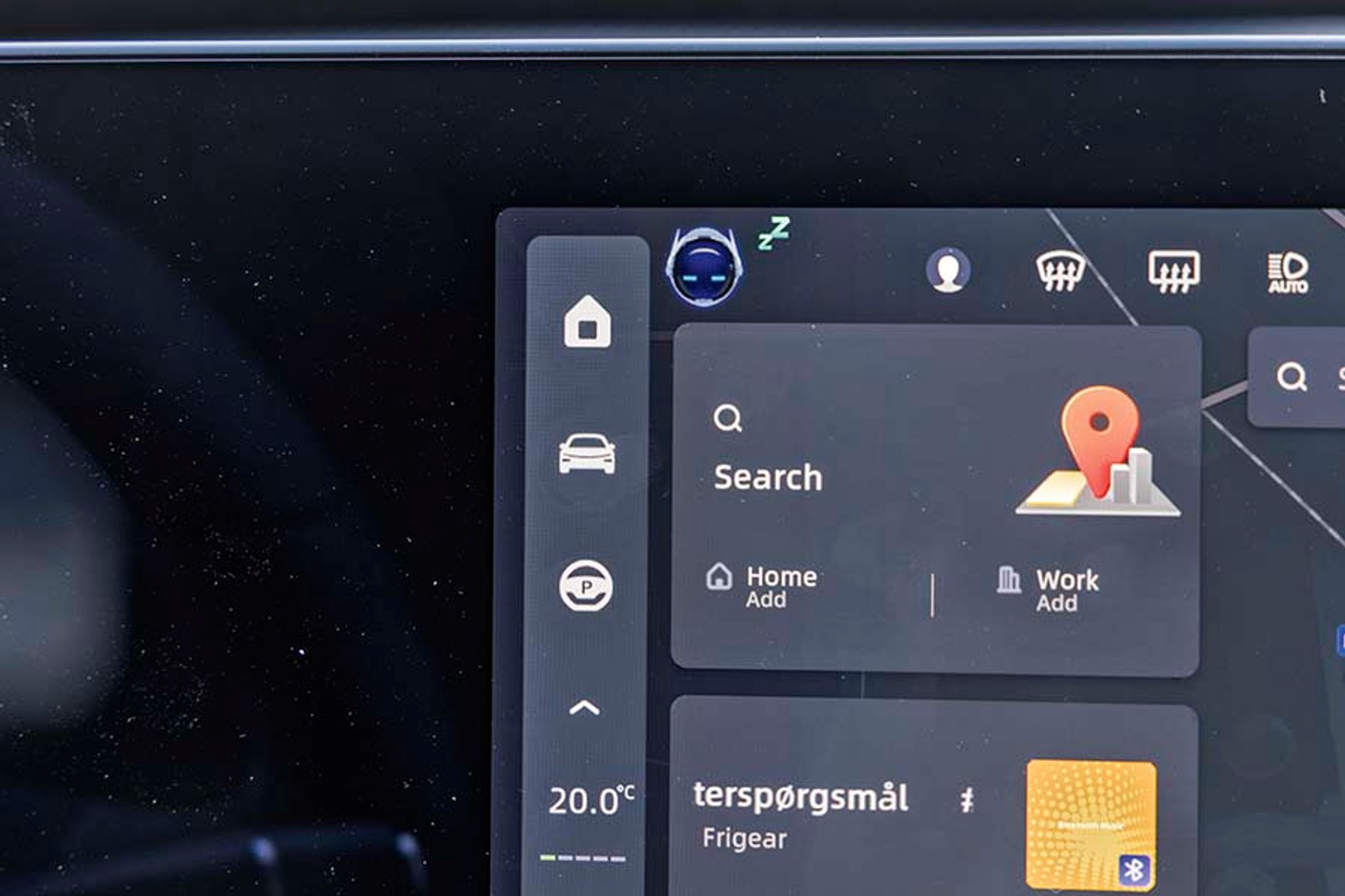 Man kan nemt planlægge en længere rute i bilens navigationsanlæg, der kommer med forslag til ladestop undervejs. Alle menuer er nu på dansk.