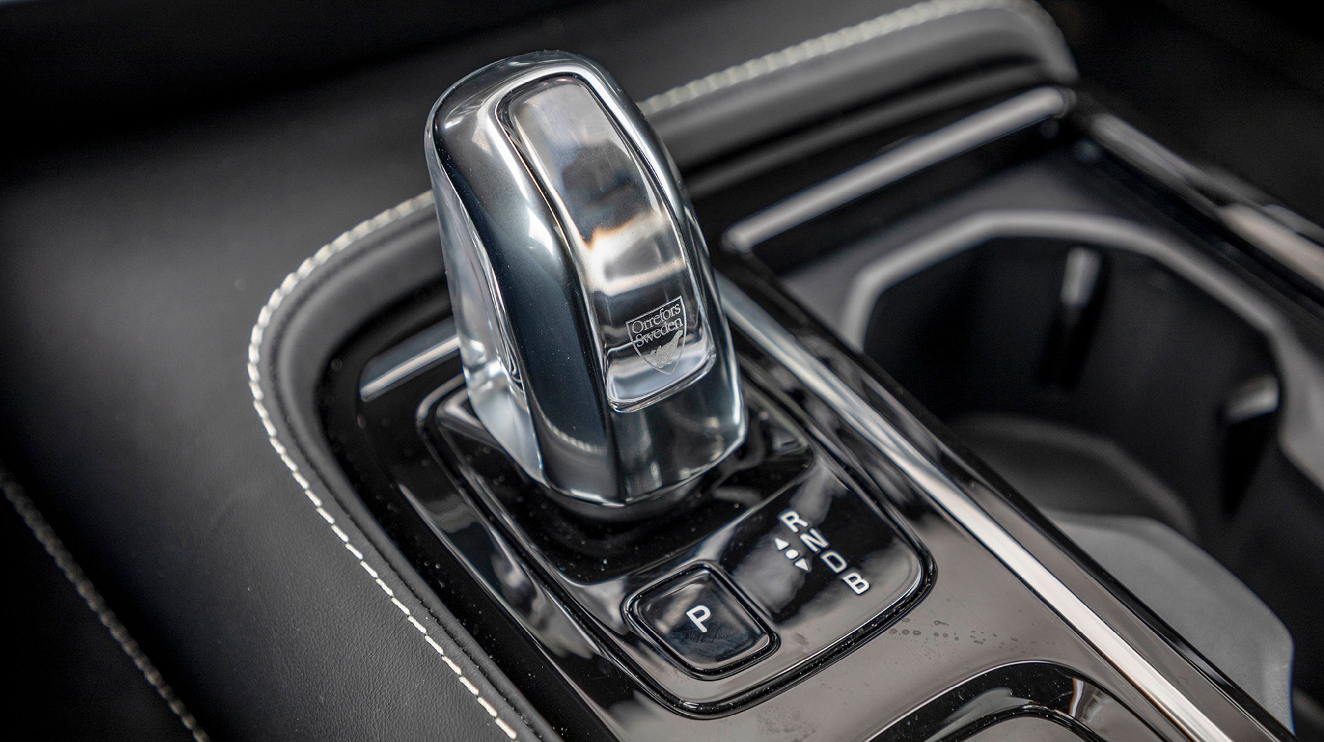 Gearvælgeren er af glas fra svenske Orrefors. Det er kun plugin-hybriderne, der har denne elegante gearvælger. 