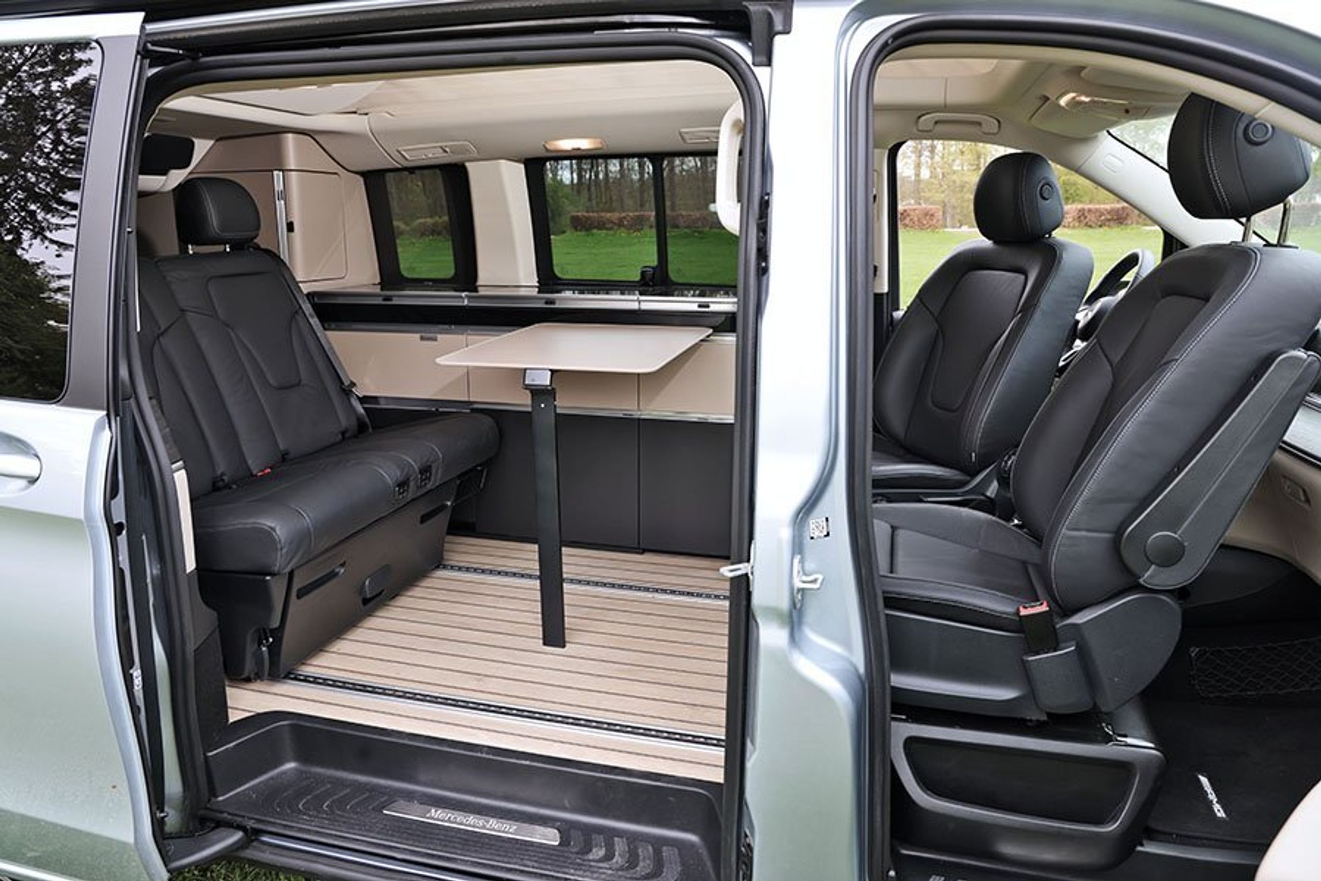 Kig ind ad sidedørene på en Mercedes Marco Polo