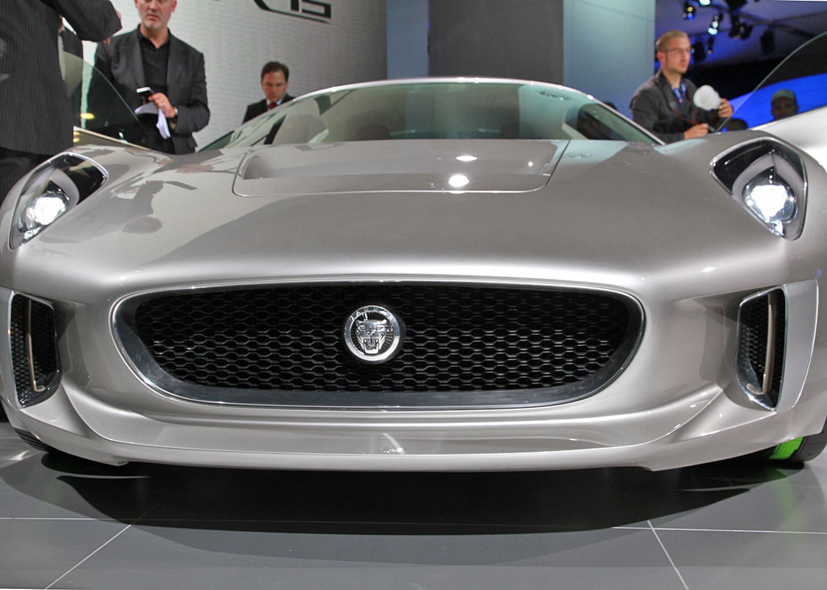 Konceptbilen Jaguar C-X75 har en kæmpegrill med jaguaren siddende i stort format på i.