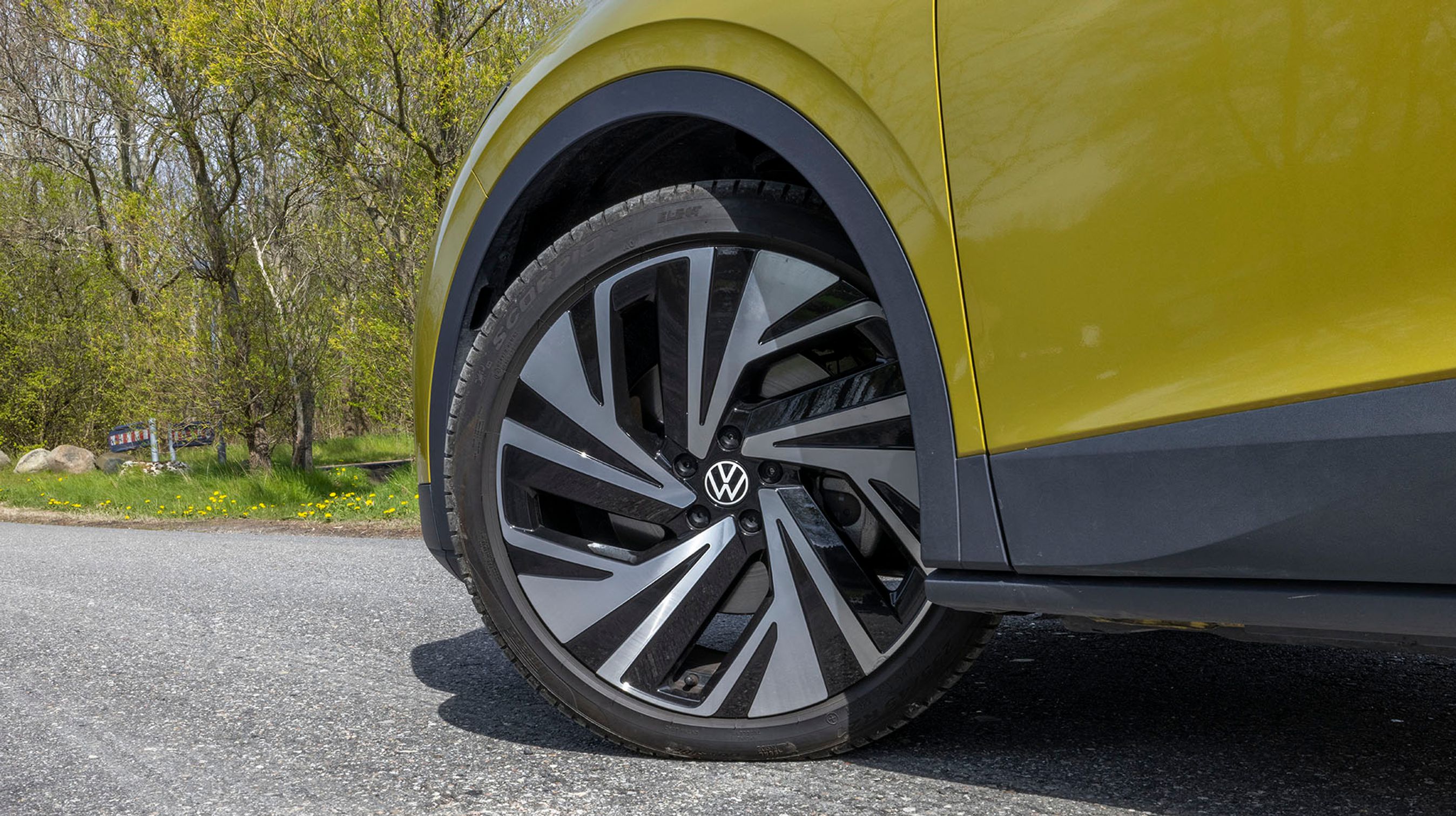 VW ID.4 kommer som standard med 19-tommer fælge men man kan opgradere til 20-tommer (billedet) eller til endnu vildere 21-tommer.