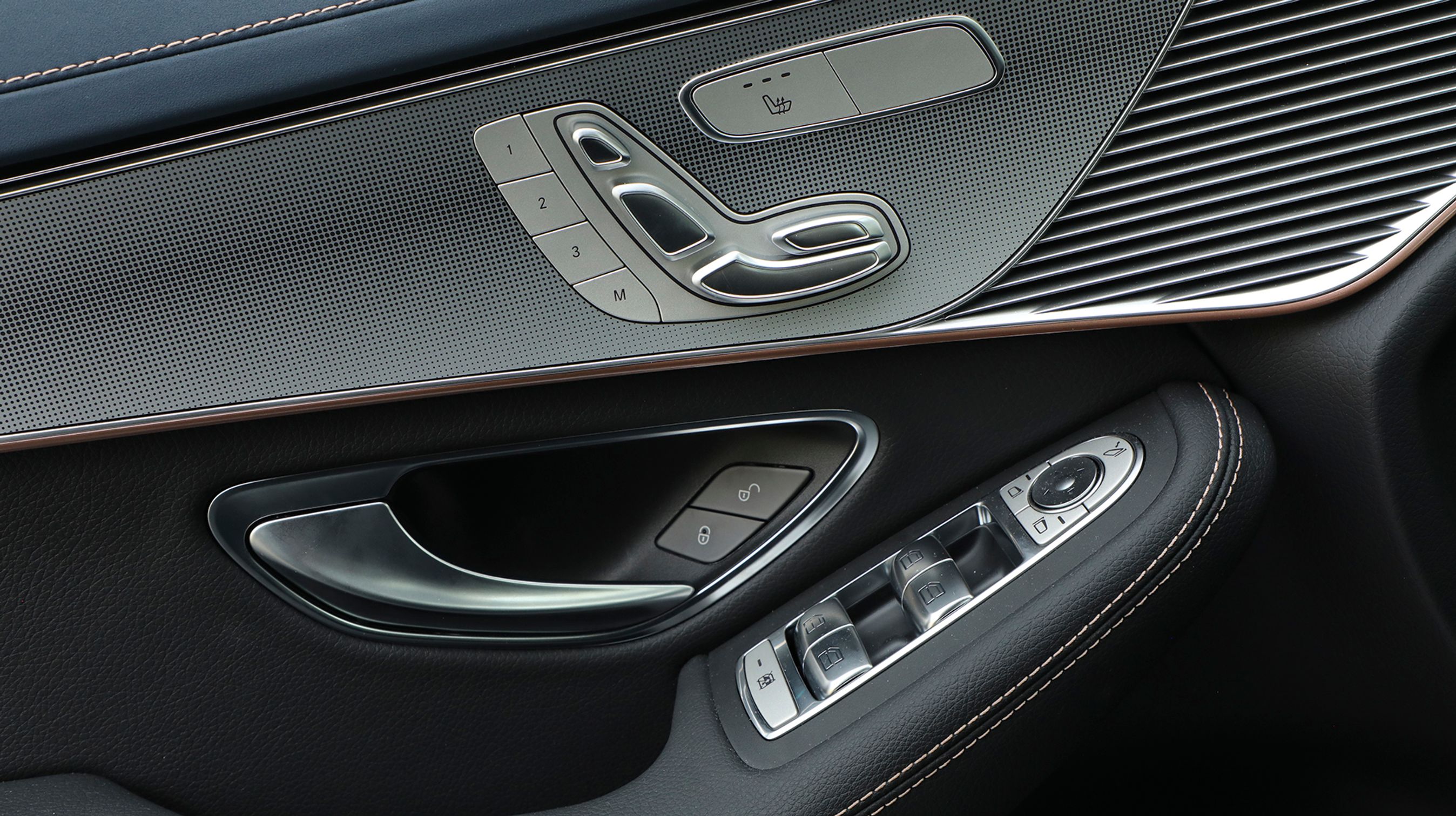 Eljusterbare forsæder er en del af Premiumpakke Plus til 52.000 kroner. Pakken indeholder desuden bl.a. glastag, Burmester lydanlæg, Headup display mm.