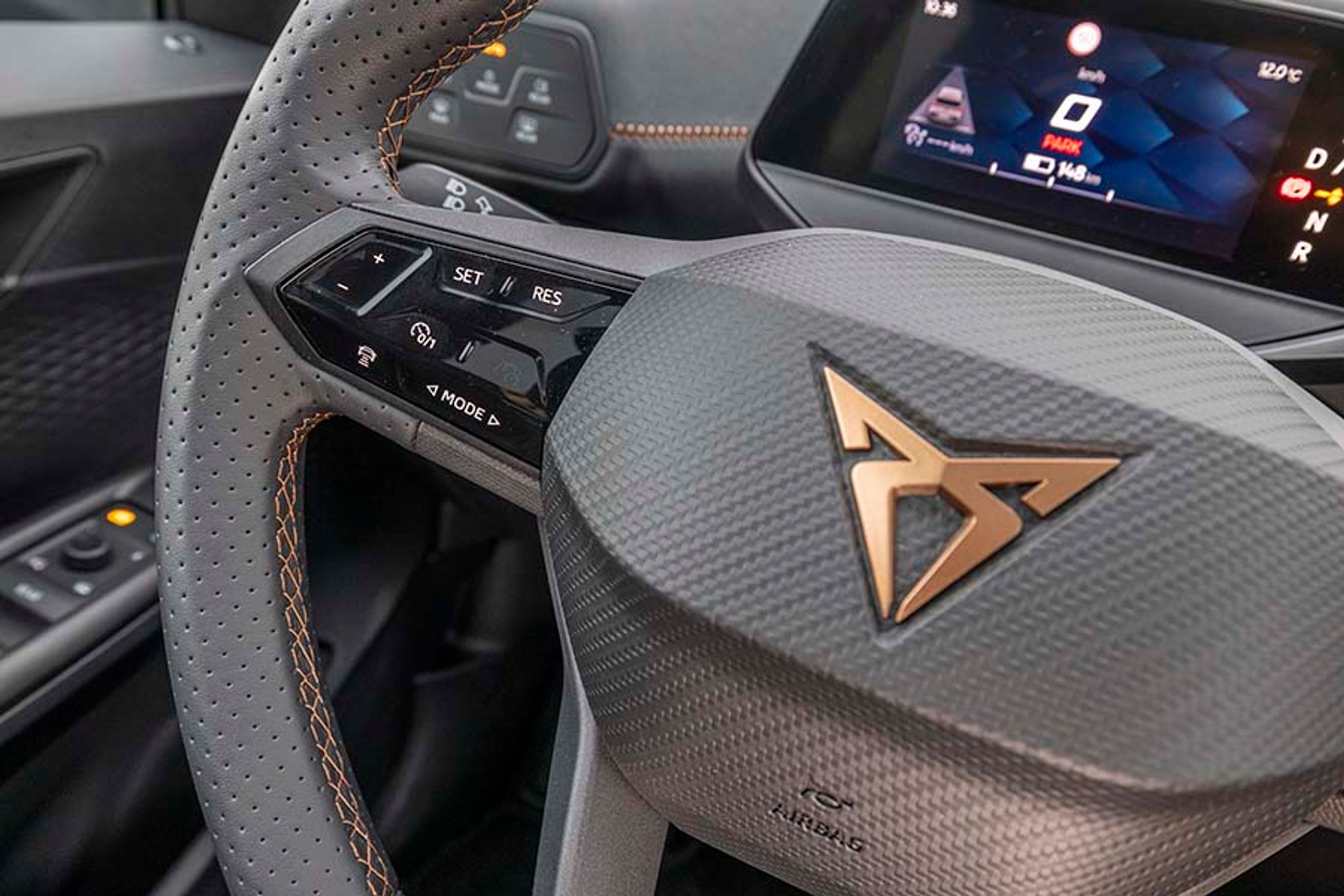 Ratknapperne er trykbaseret, og det kræver lidt tilvænning. Nogle af vores testkørere havde især svært ved fartpiloten, mens andre hurtigt fik tag på det. Det kræver et reelt tryk, før den trykfølsomme flade reagerer. Prøv det under prøveturen, før du køber bilen.