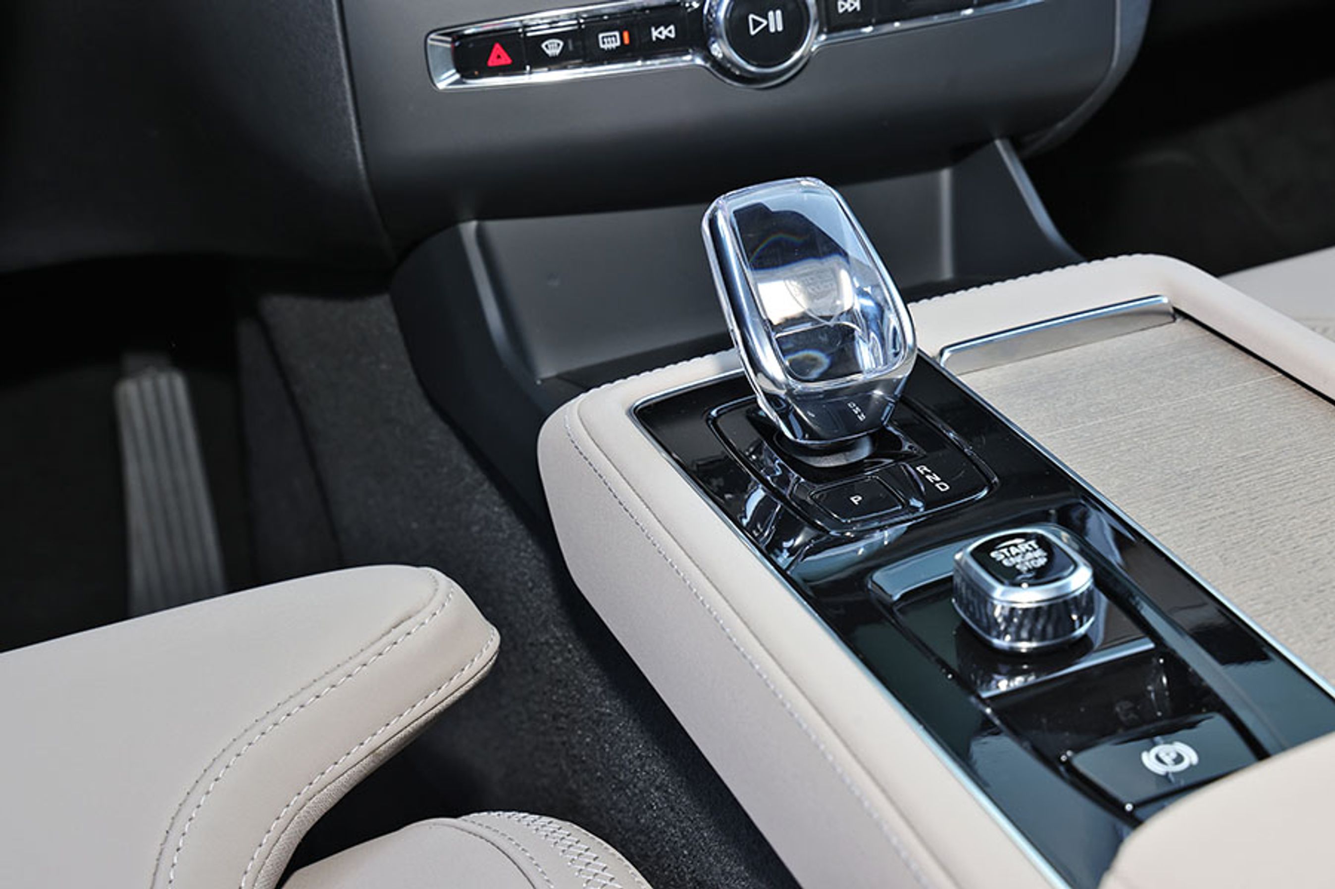 Gearstangen er placeret mellem sæderne og er udformet i glas fra svenske Orrefors. Den er både lækker at røre ved og enkel at betjene.