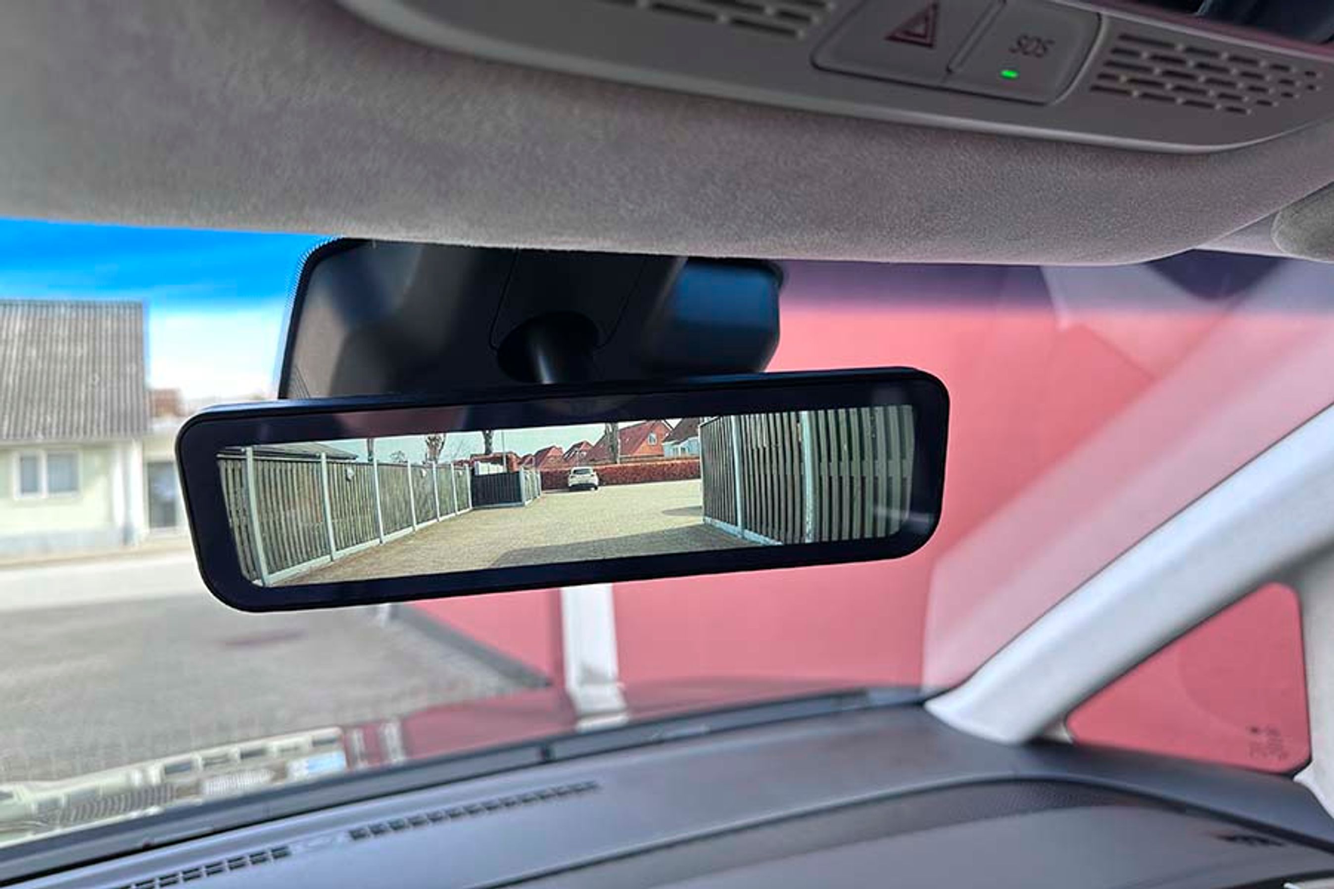 Bakspejlet er en billedskærm, der viser billedet fra et kamera bag på bilen. Smart, hvis der sidder mange høje passagerer bagved.