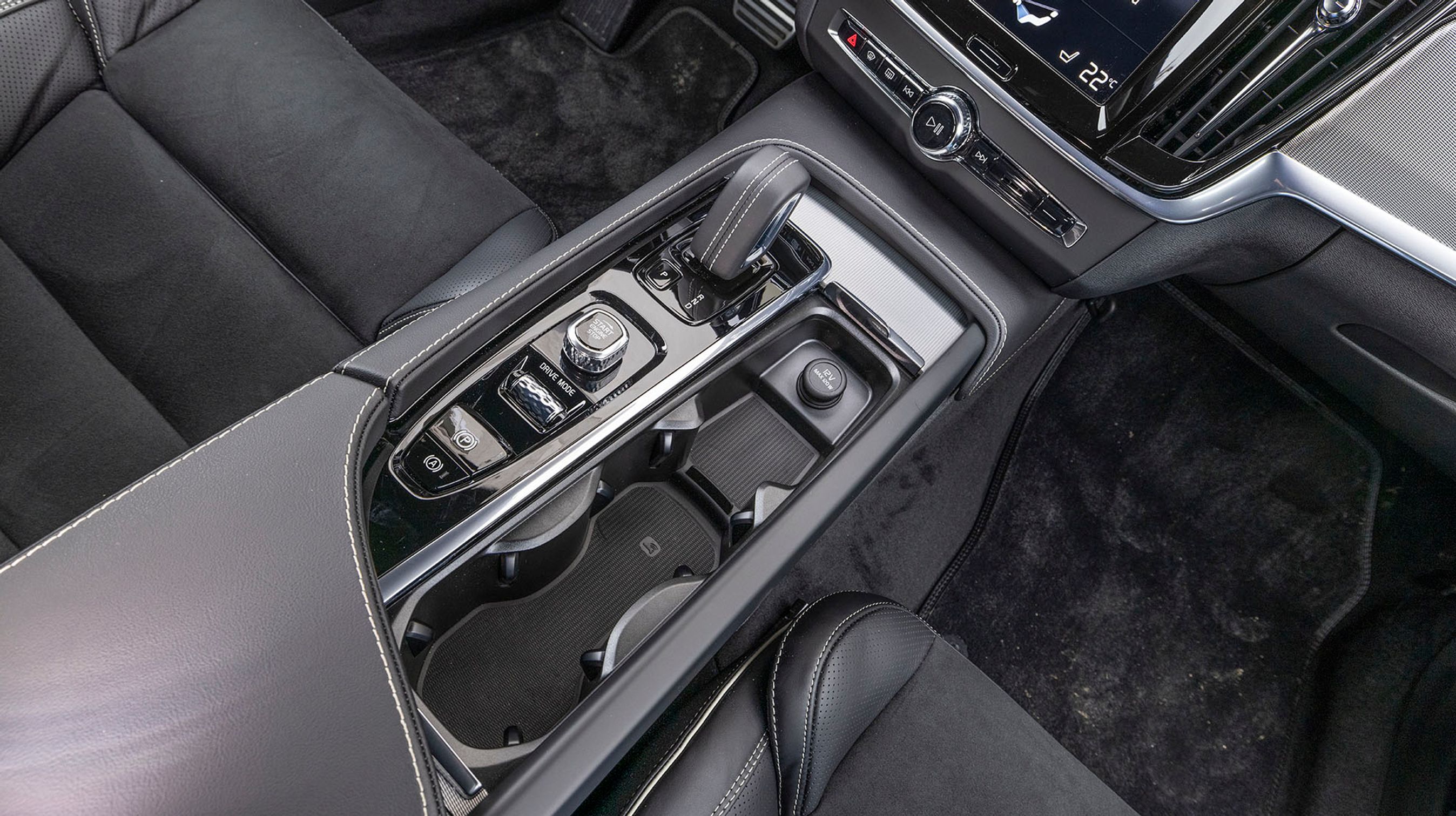 Mellem forsæderne er der kopholdere og flere fralægningsrum, men vi savner en decideret plads til mobiltelefonen, og gerne med mulighed for trådløs opladning.