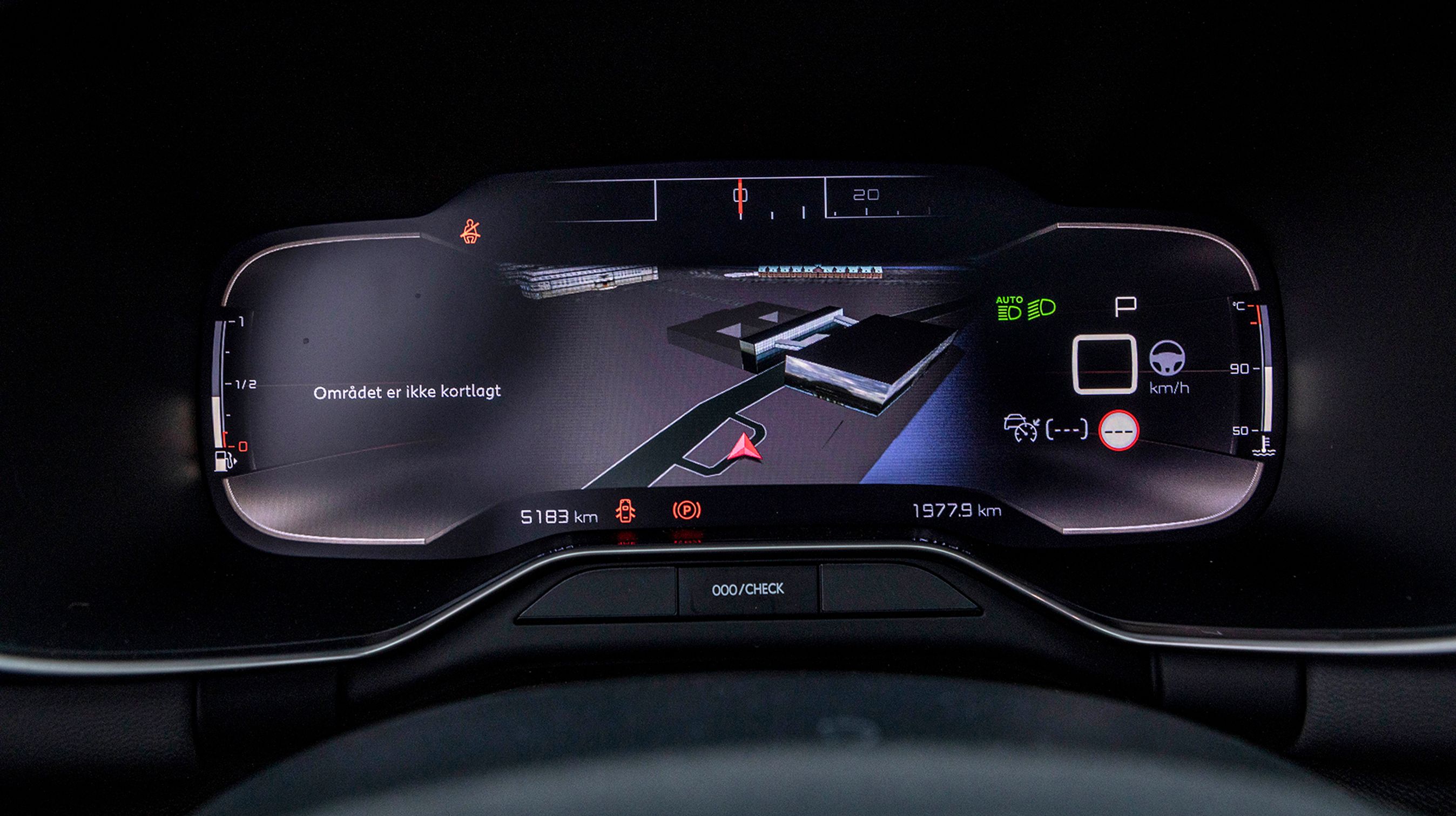 Der er ikke viserinstrumenter i instrumenthuset, der i stedet er konstrueret som en stor skærm. Man kan vælge mellem flere forskellige indstillinger lige fra en simple udgave, hvor man stort set kun ser hastigheden til denne version, hvor man ser navigationskortet.