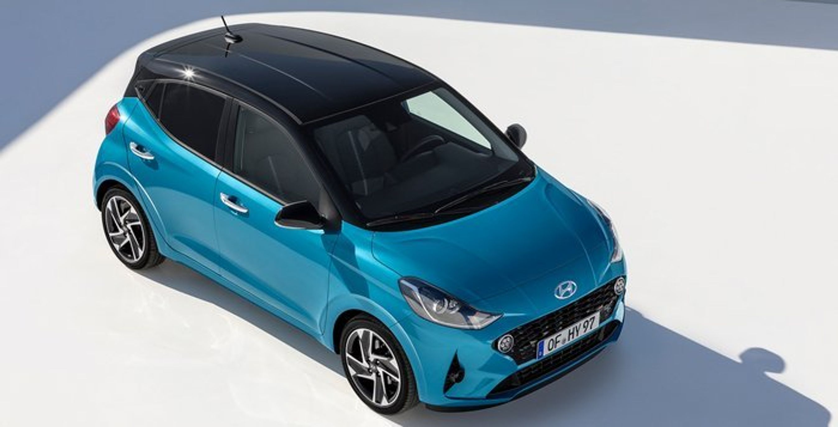 Der er fire sidedøre og en stor tophængslet bagklap. Bagagerummet er fortsat på 251 liter.