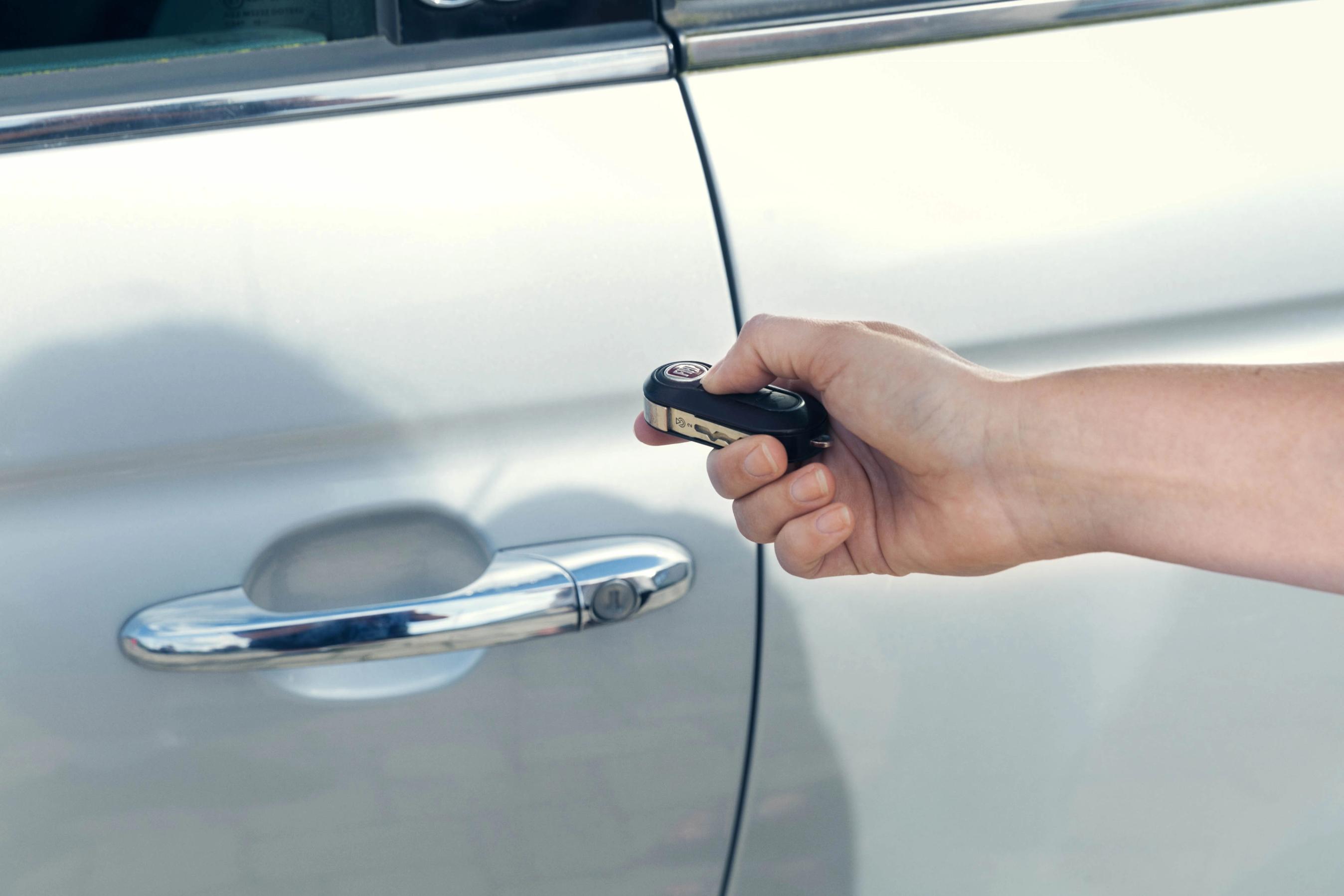 Bil åbnes med en trådløs nøgle.