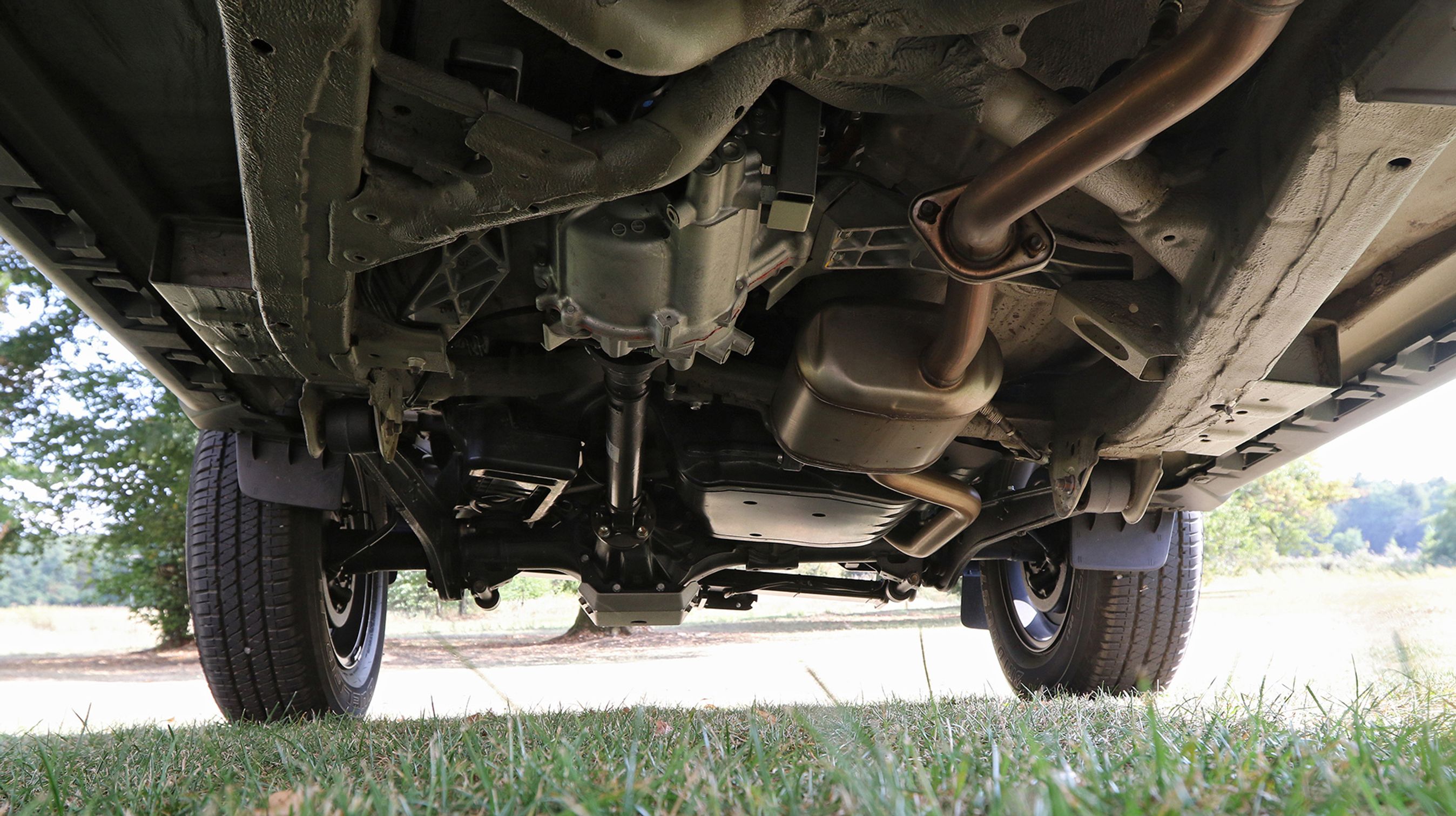 Jimny er bygget på en stiv chassisramme, en forstærket udgave af den gamle. Frihøjden er øge fra 20 til 21 cm.